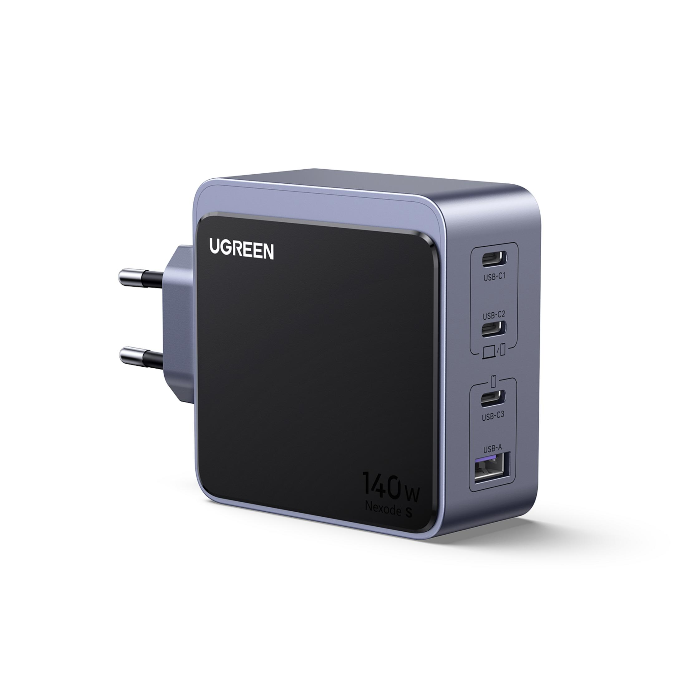 Un chargeur UGREEN gris foncé avec quatre ports USB et une face noire, avec une prise attachée.