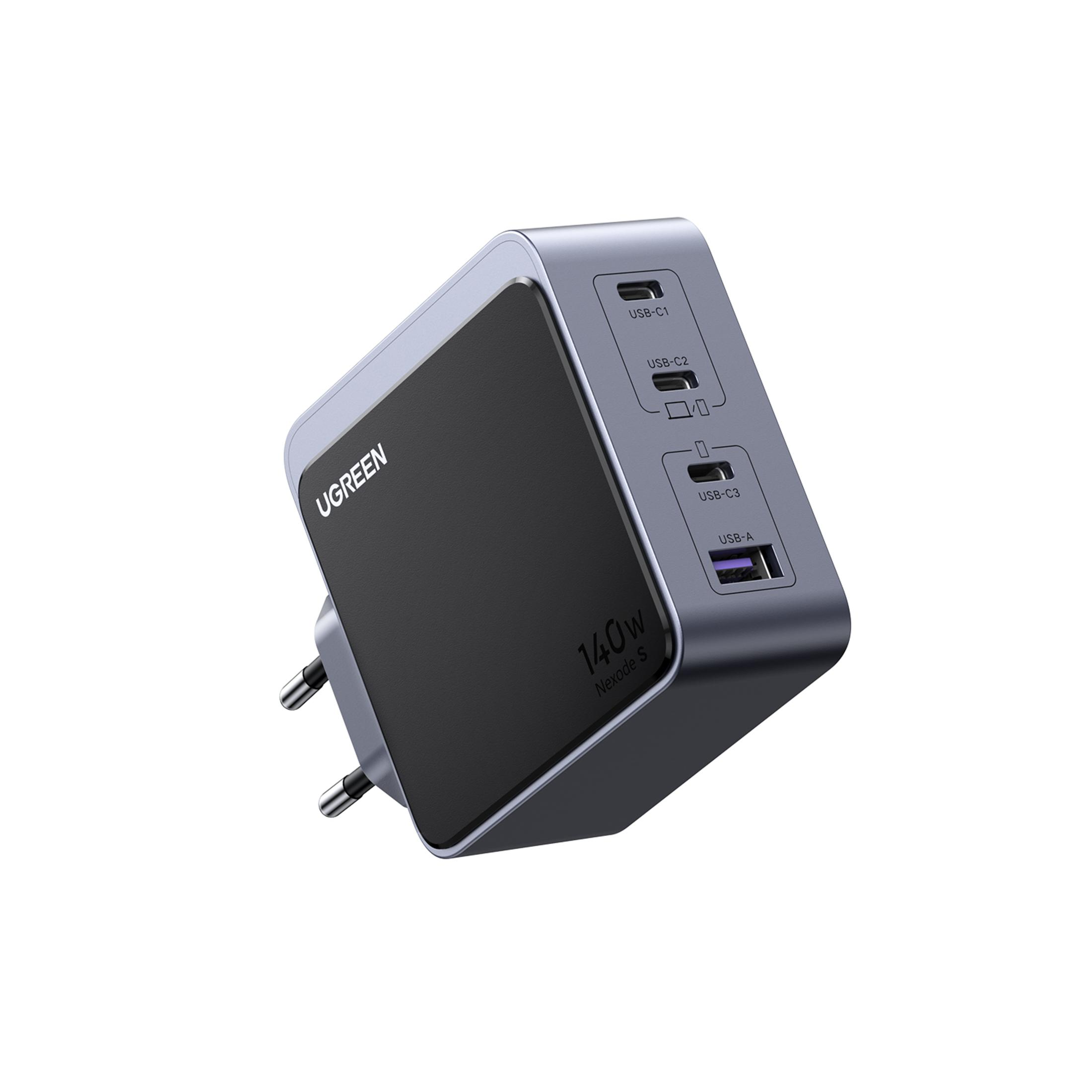Un chargeur UGREEN gris foncé avec quatre ports USB et une face noire, incliné vers la droite.
