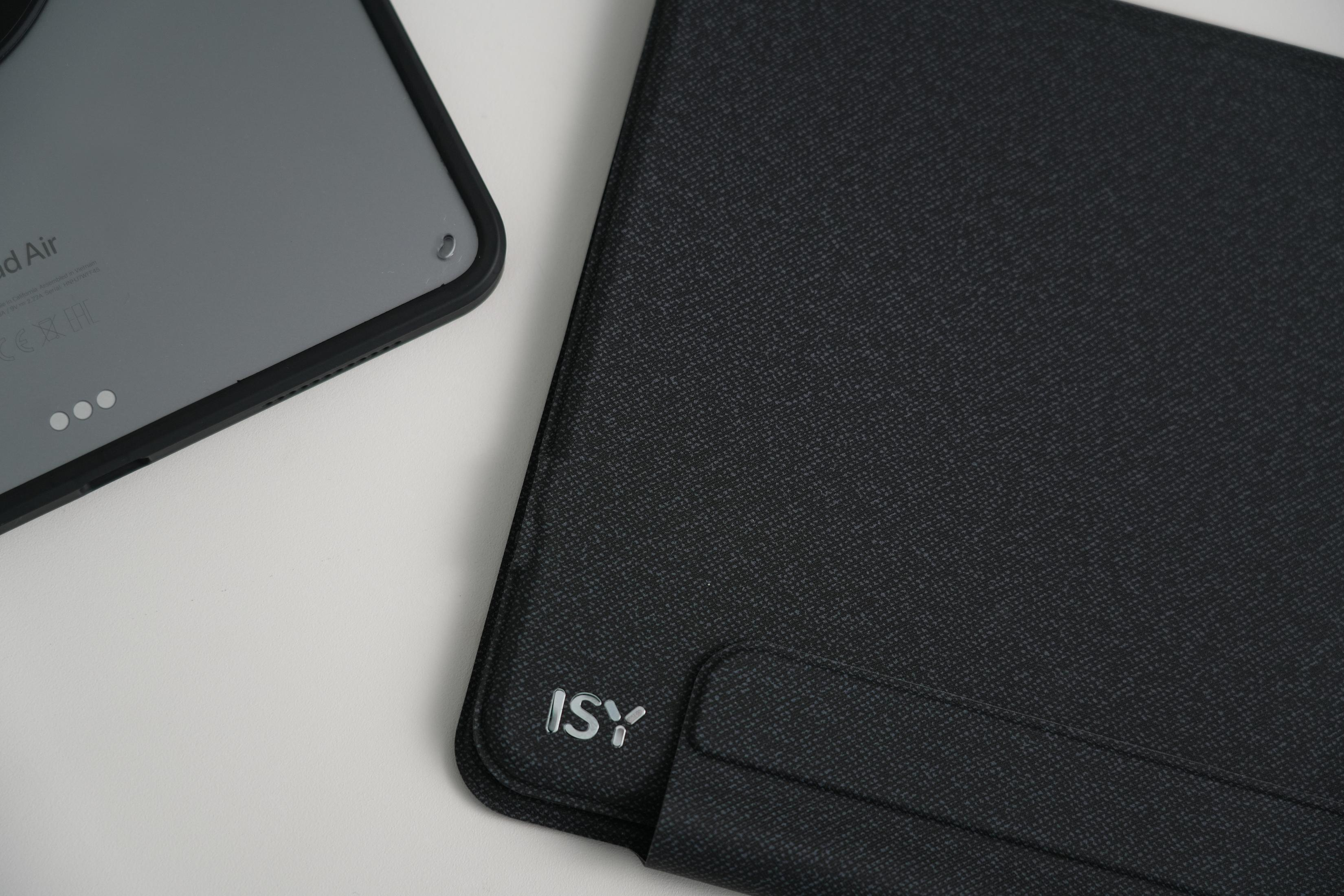 Nahaufnahme eines iPad Air und einer schwarzen Hülle mit ISY-Logo auf weißem Hintergrund.