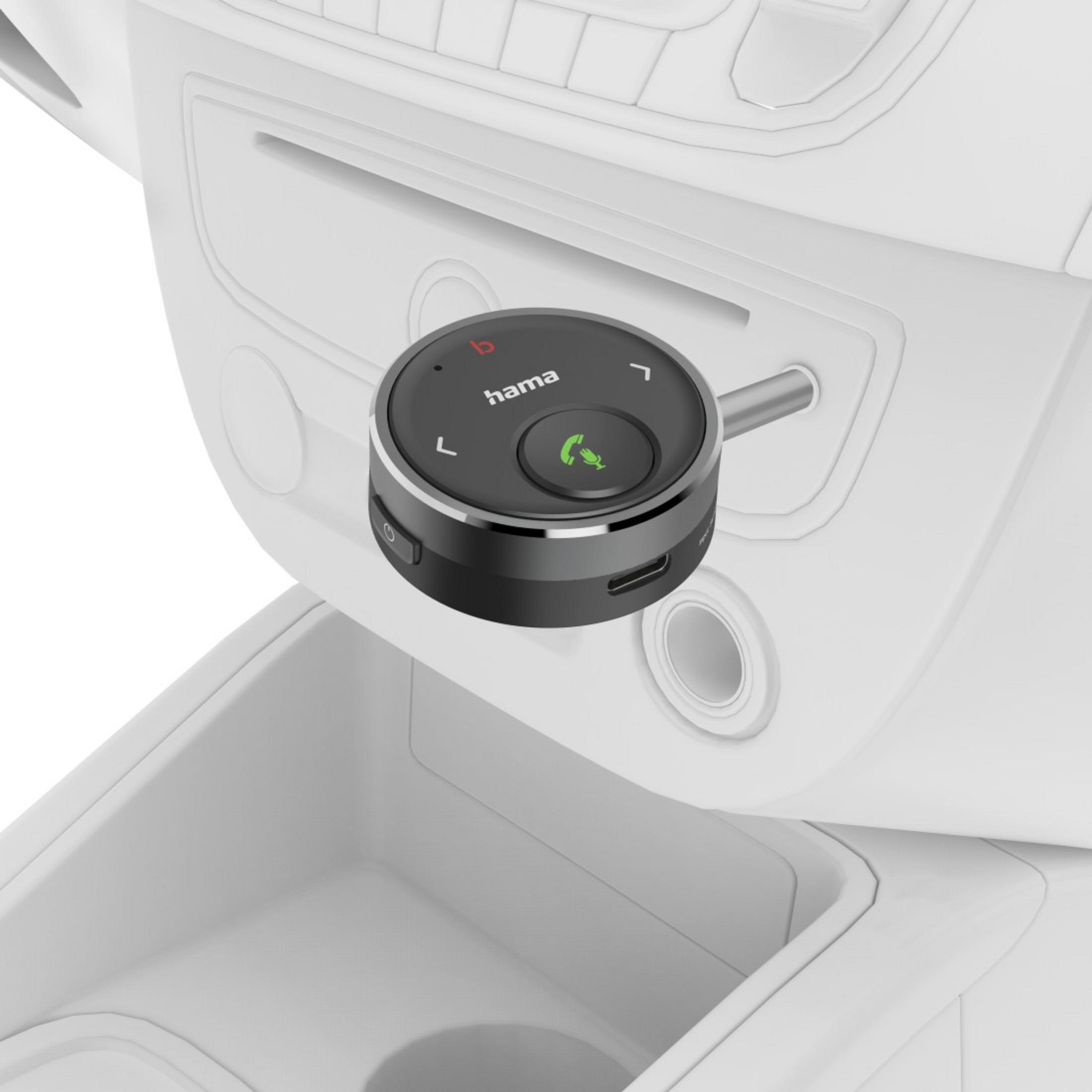 Autointerieur mit Bluetooth-Gerät. Gerät ist schwarz und grau, an das Audiosystem des Autos angeschlossen.