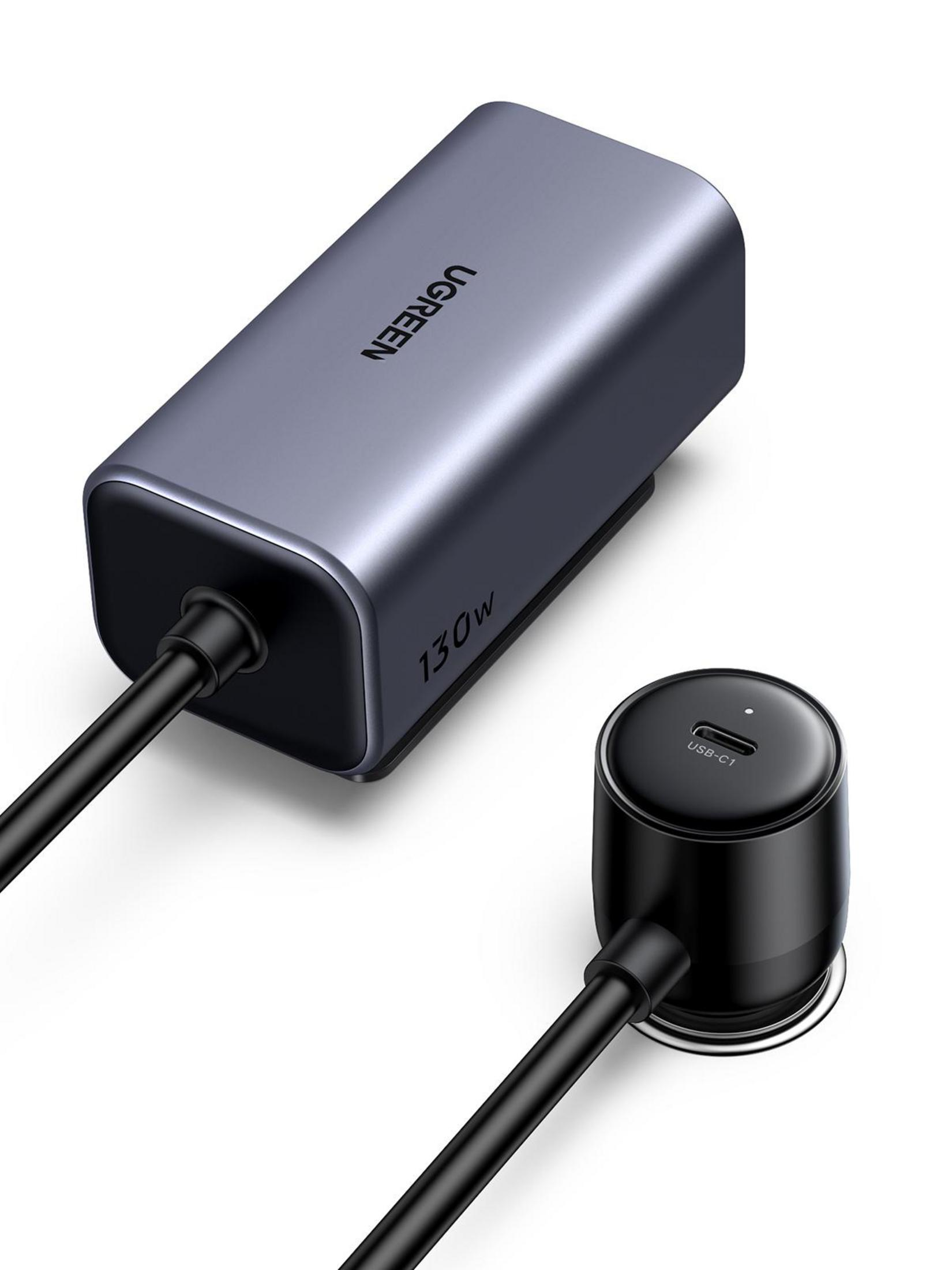 Ein 130W UGREEN-Ladegerät und ein per Kabel verbundener Autoadapter auf weißem Hintergrund. Der Adapter hat einen USB-C-Anschluss.
