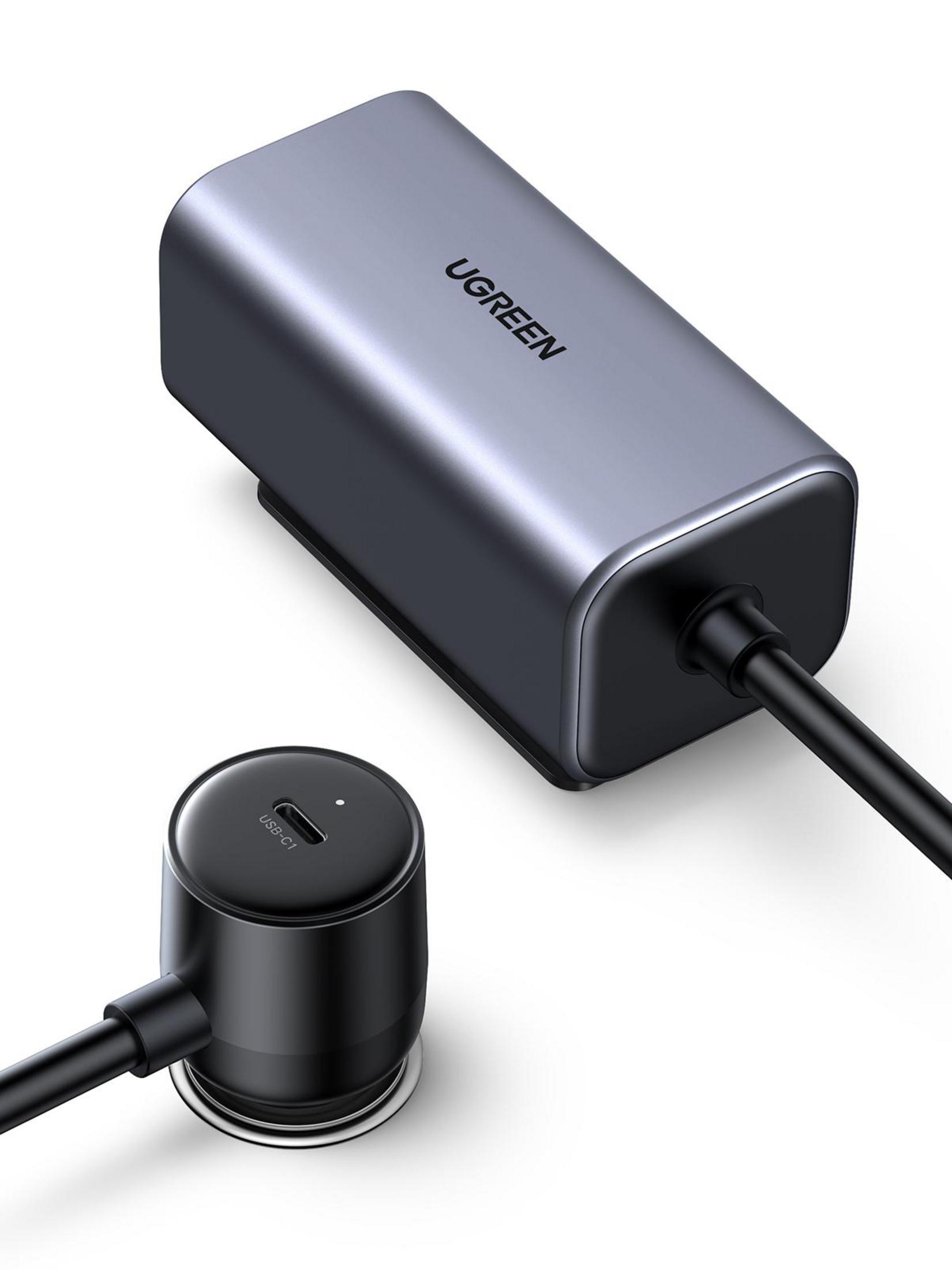 Ein 130W UGREEN-Ladegerät und ein per Kabel verbundener Autoadapter auf weißem Hintergrund. Der Adapter hat einen USB-C-Anschluss.