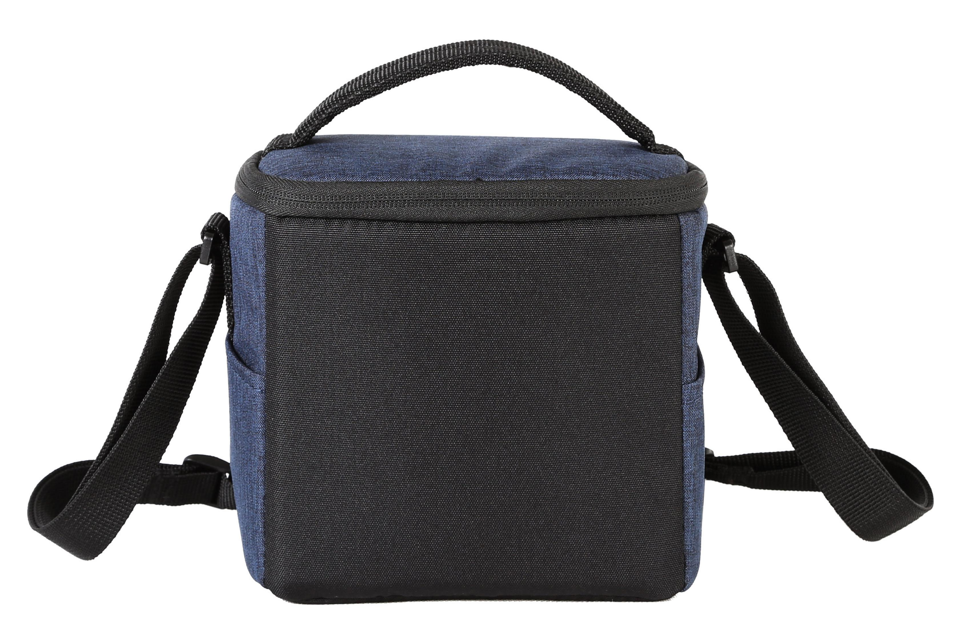 Vista trasera de una bolsa de cámara azul. Tiene paneles negros y azules y un asa superior negra.