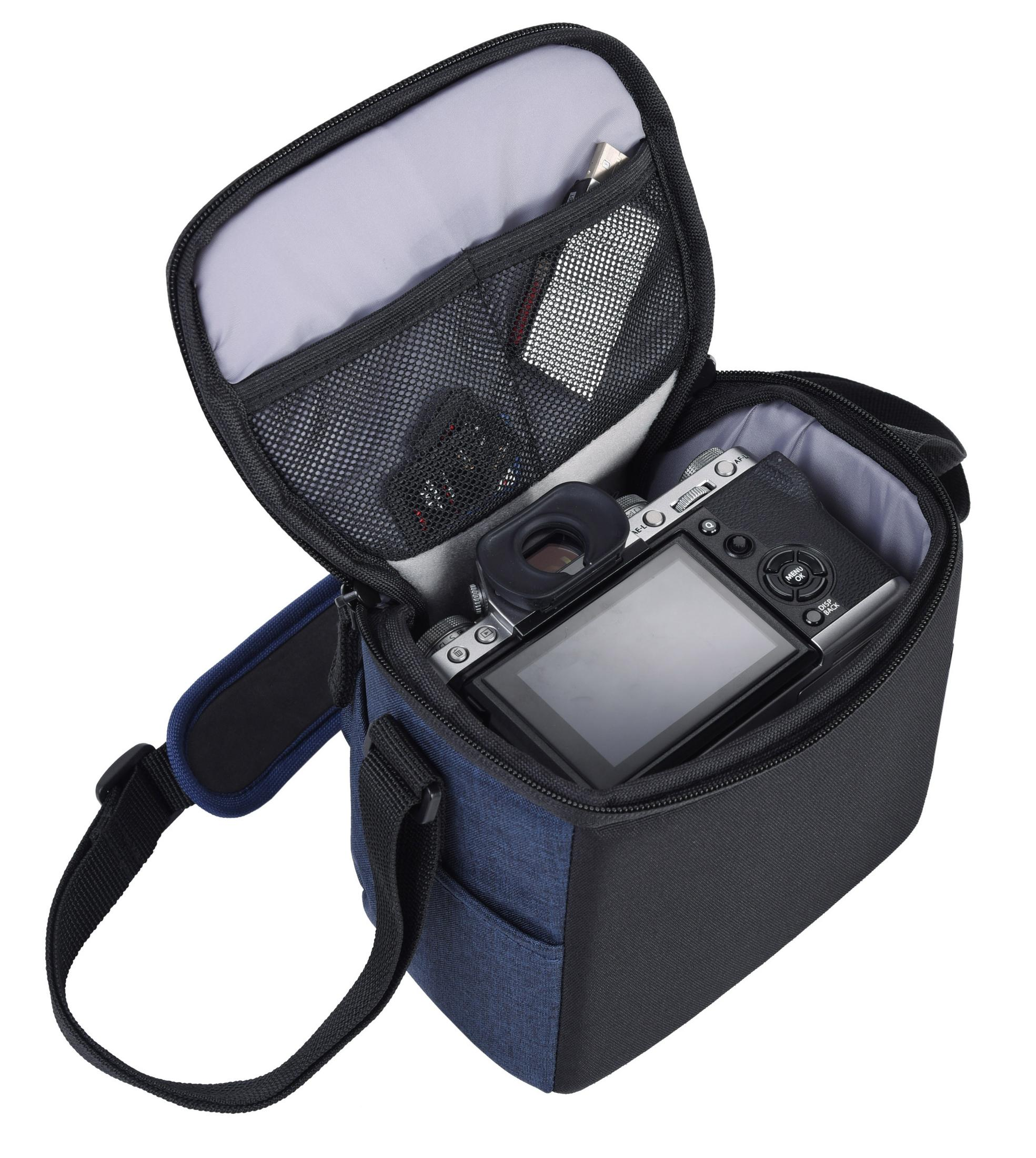 Vista interior de una bolsa de cámara con una cámara y accesorios. La bolsa es azul y negra.