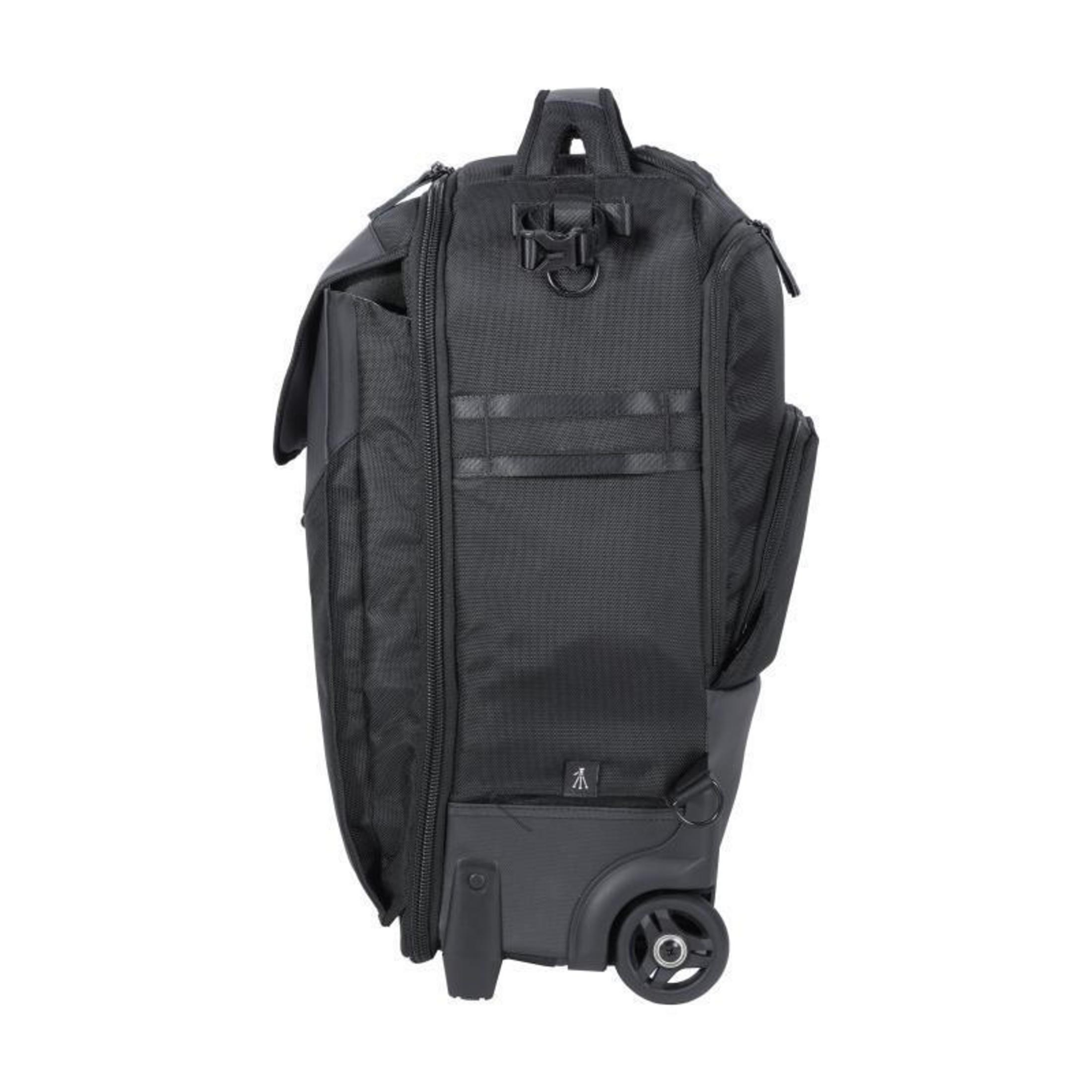 Schwarzer Kamera-Rucksack mit Rollen, zeigt Seitenfächer und einen Griff.