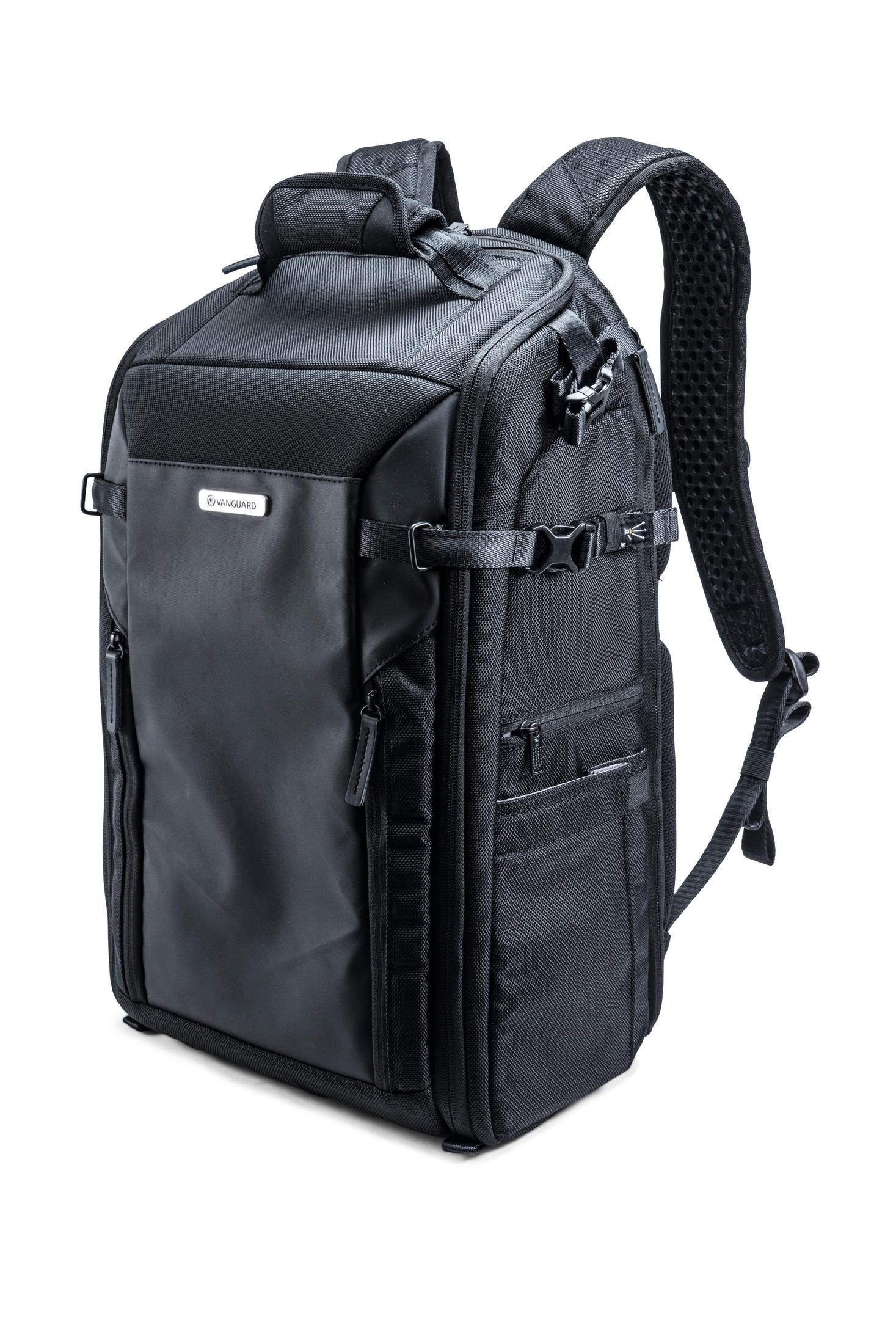 Schwarzer Rucksack mit Vanguard-Logo auf der Vorderseite. Viele Taschen und Riemen, auf weißem Hintergrund.