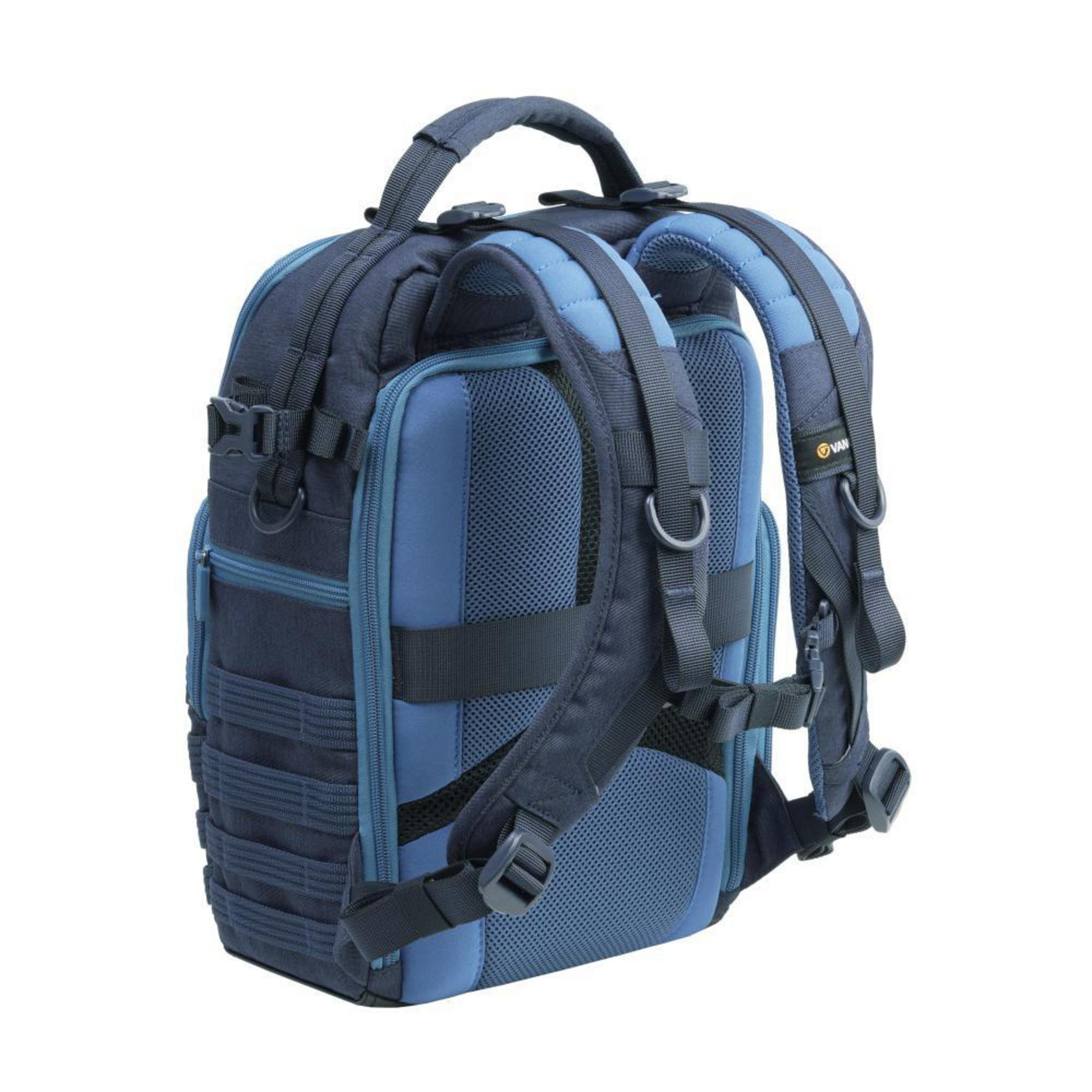 Rückansicht eines marineblauen Vanguard-Rucksacks mit hellblauen Akzenten, der die Riemen, Polsterung und das Unterstützungssystem zeigt.