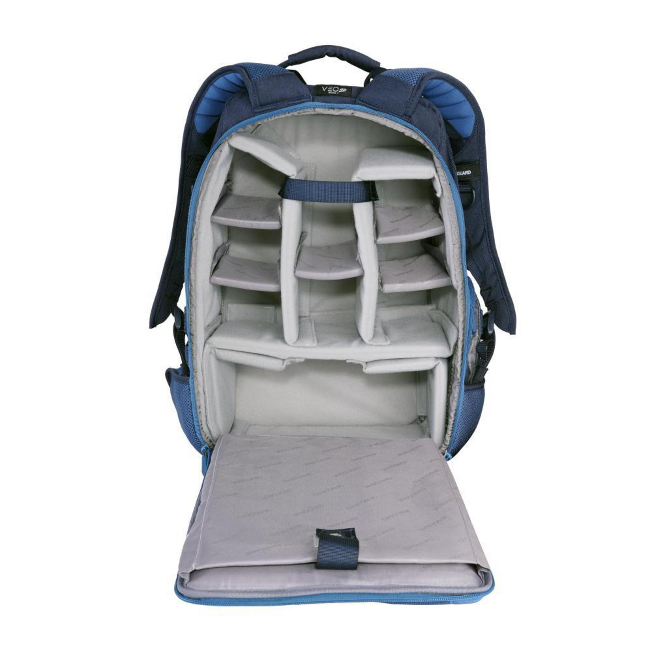 Offener blauer und grauer Rucksack mit Trennwänden, der zum Schutz von Kameraausrüstung und Zubehör entwickelt wurde.