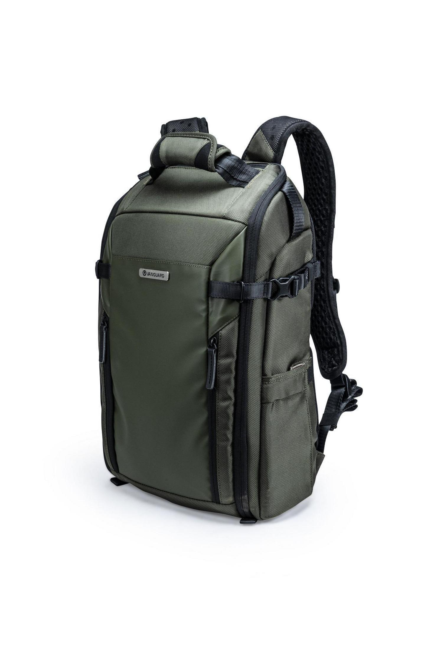 Grüner Vanguard-Rucksack mit schwarzen Riemen auf weißem Hintergrund.