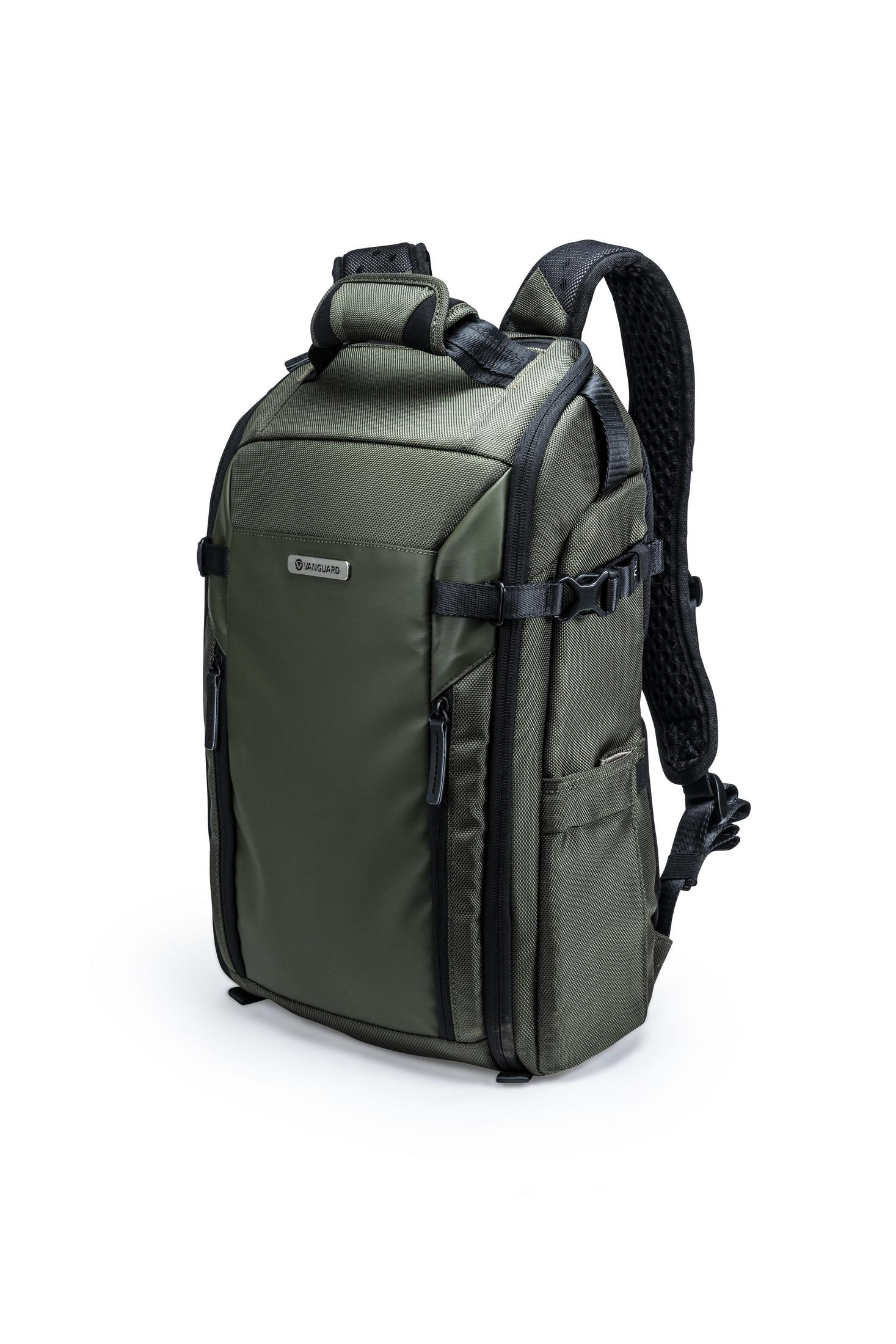 Grüner Vanguard-Rucksack mit schwarzen Riemen auf weißem Hintergrund.