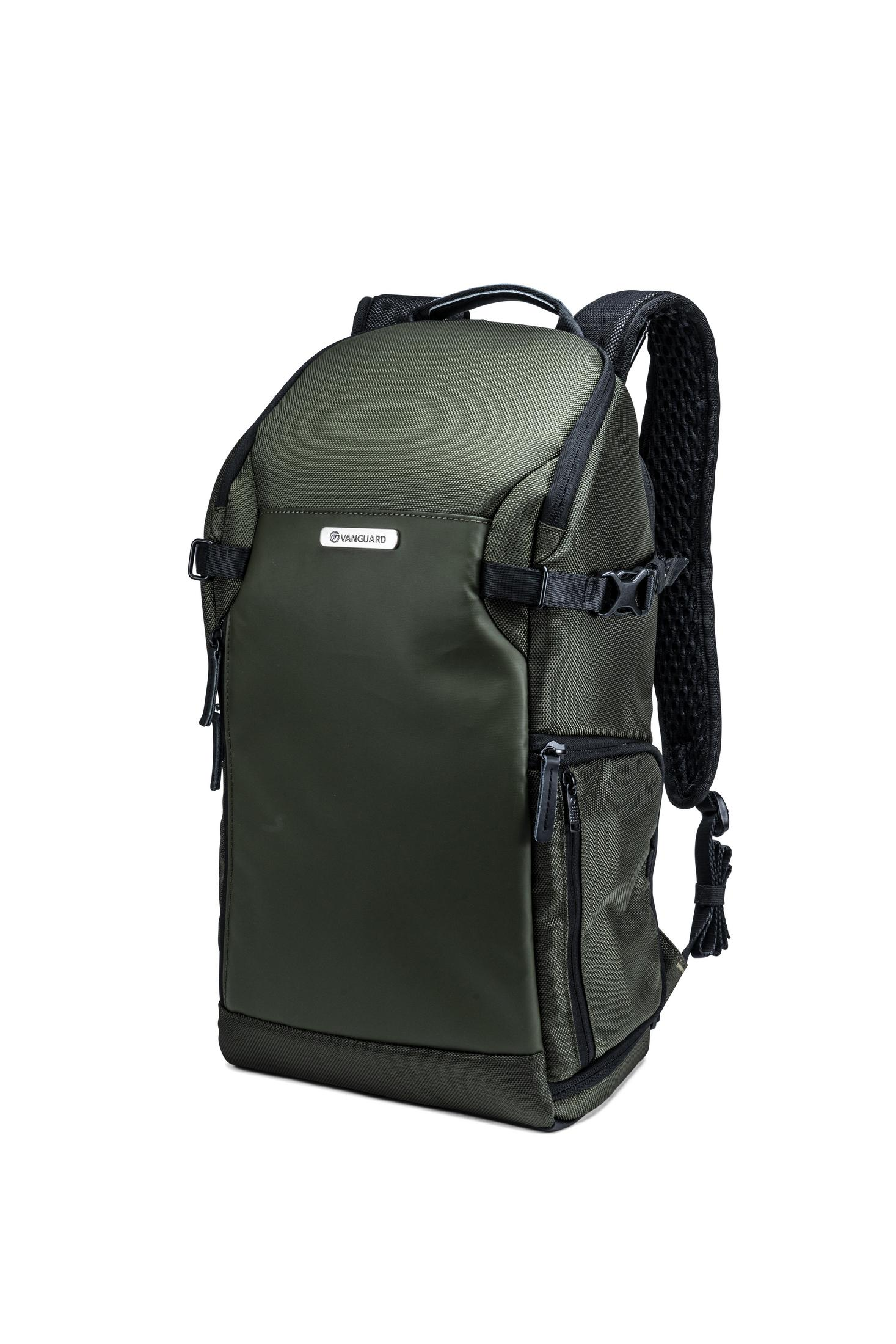 Ein olivgrüner Vanguard-Rucksack vor weißem Hintergrund. Mit mehreren Fächern und Gurten.