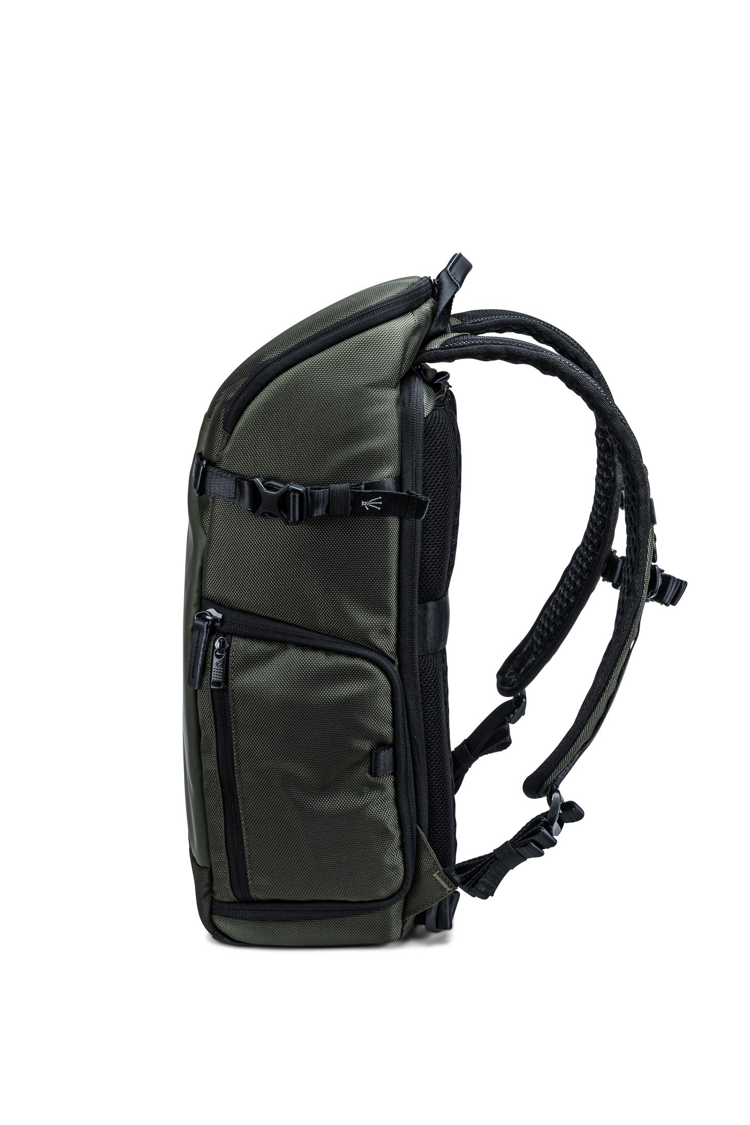 Ein olivgrüner Vanguard-Rucksack. Die Seitenansicht zeigt Fächer und Gurte. Weißer Hintergrund.