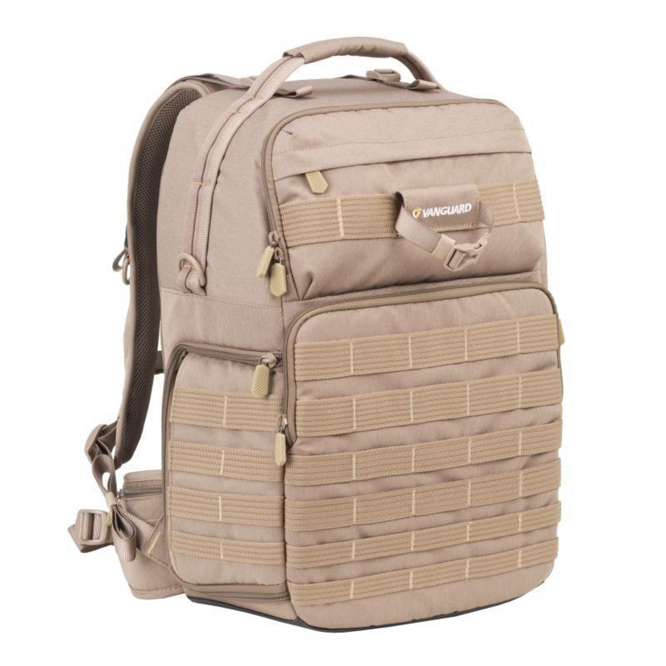 Beigefarbener Kamera-Rucksack mit mehreren Taschen und Gurten. Das Wort 'Vanguard' ist sichtbar.
