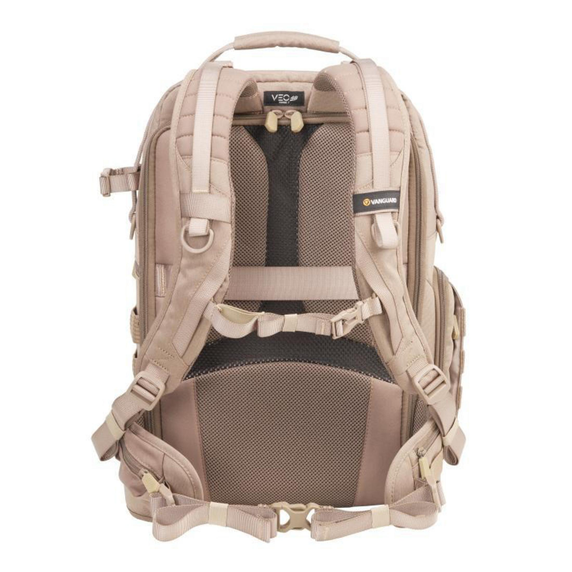 Rückansicht eines beigefarbenen Kamera-Rucksacks mit Gurten und Mesh-Rückenteil. 'Vanguard' sichtbar.