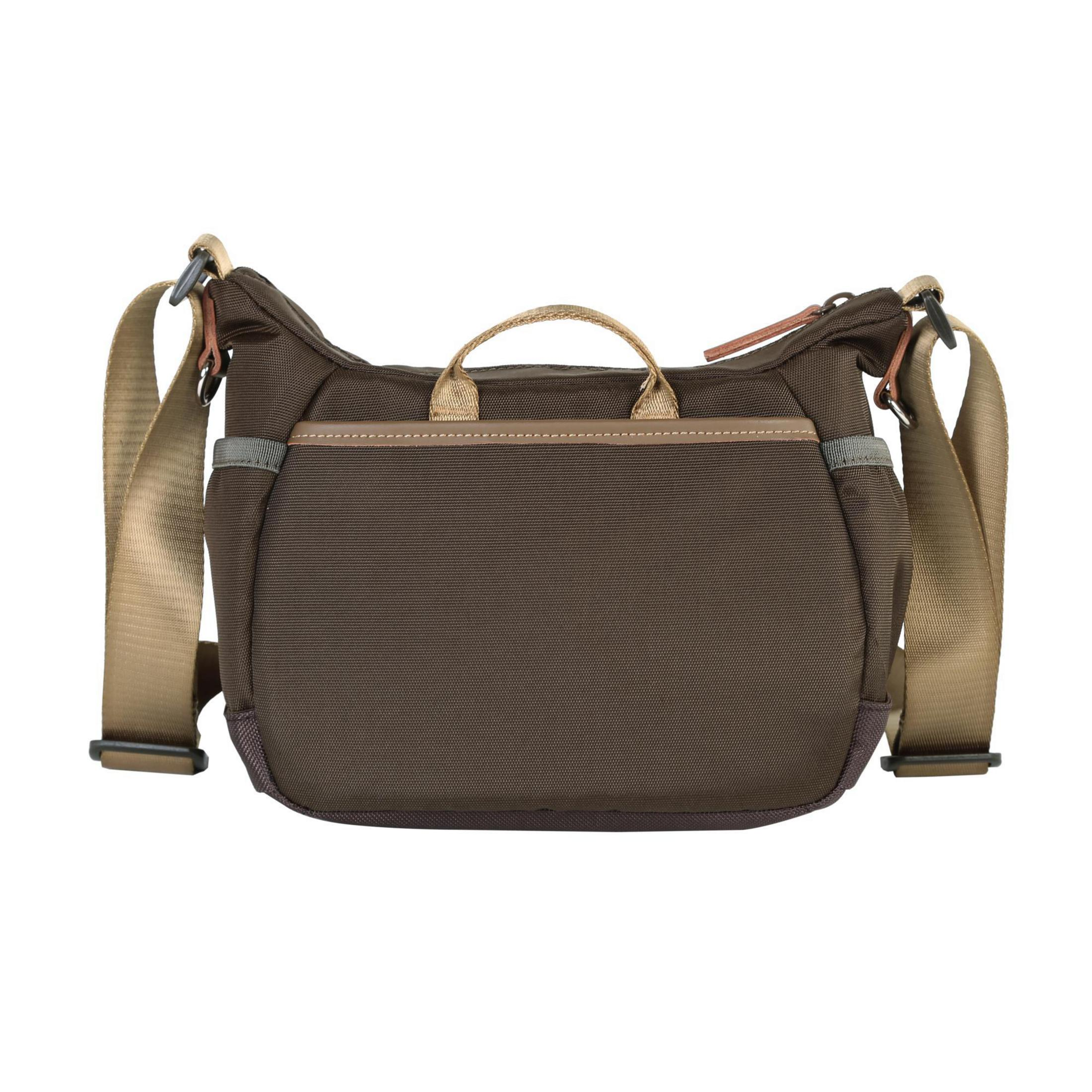 Bolsa de cámara marrón, vista frontal. Tiene una correa y asa beige.