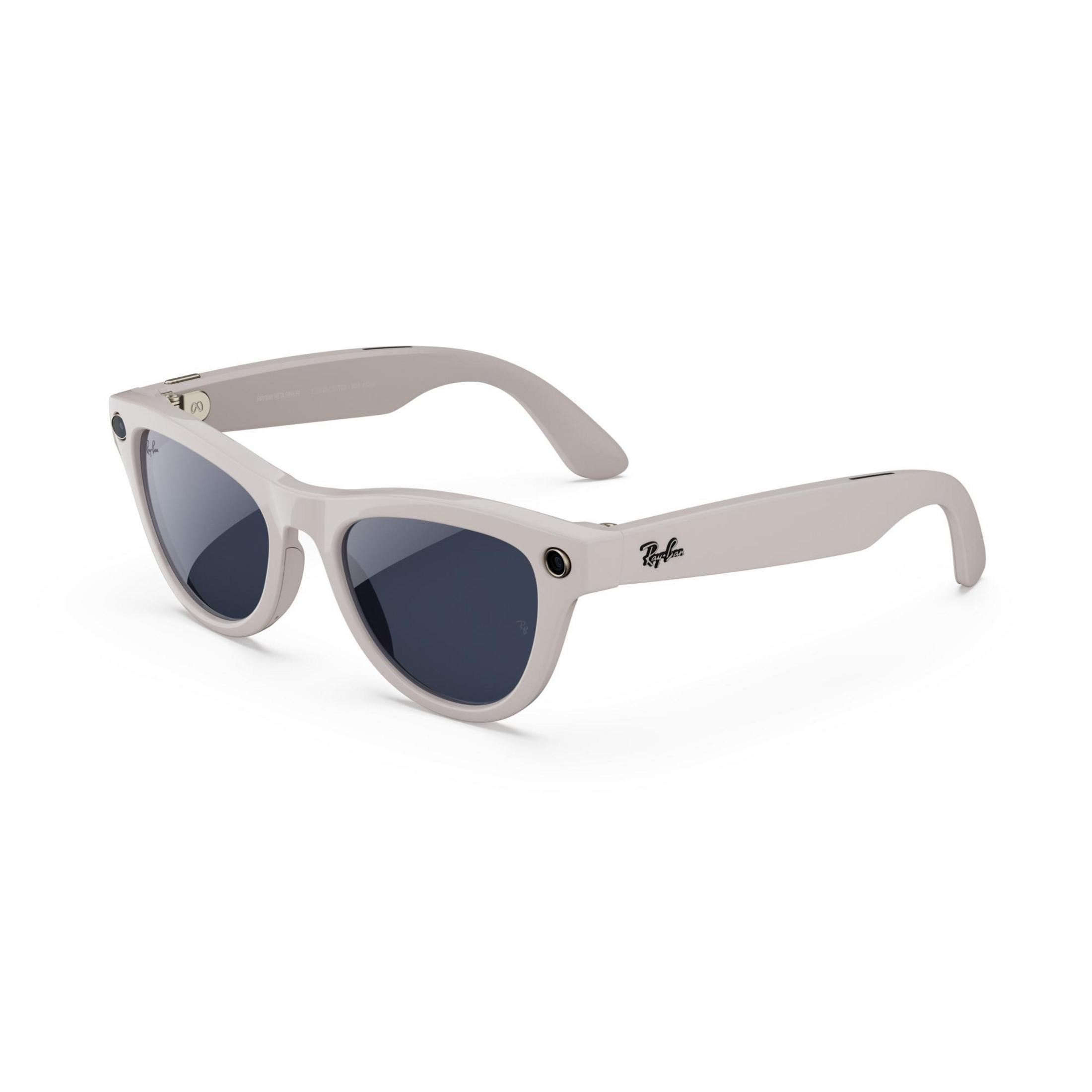 Ray-Ban Sonnenbrille. Hellgrauer Rahmen, dunkle Gläser. Ray-Ban Logo am Bügel. Weißer Hintergrund.