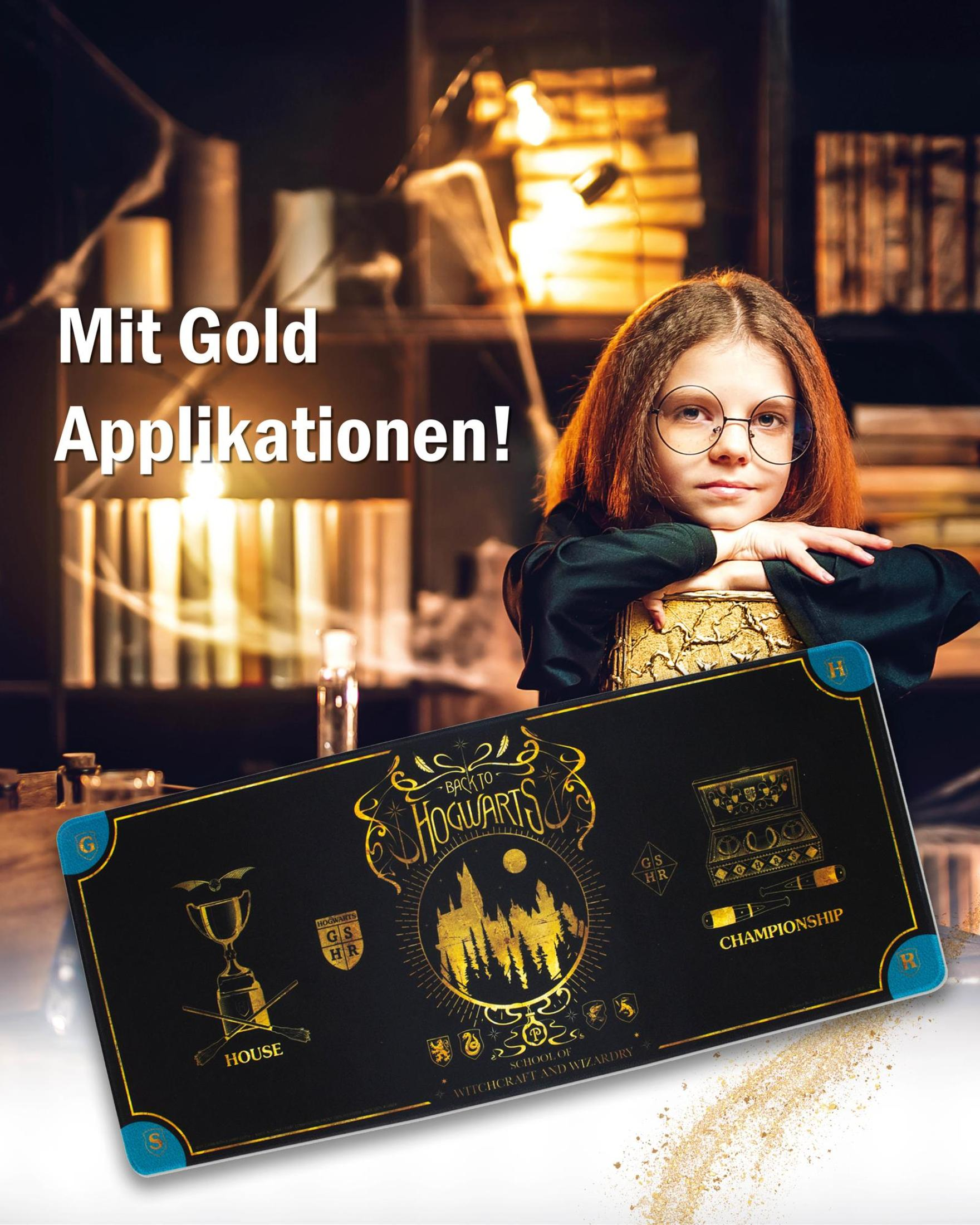 Ein Mädchen mit Brille hält ein Harry Potter-Mauspad. Text lautet Mit Gold Applikationen!