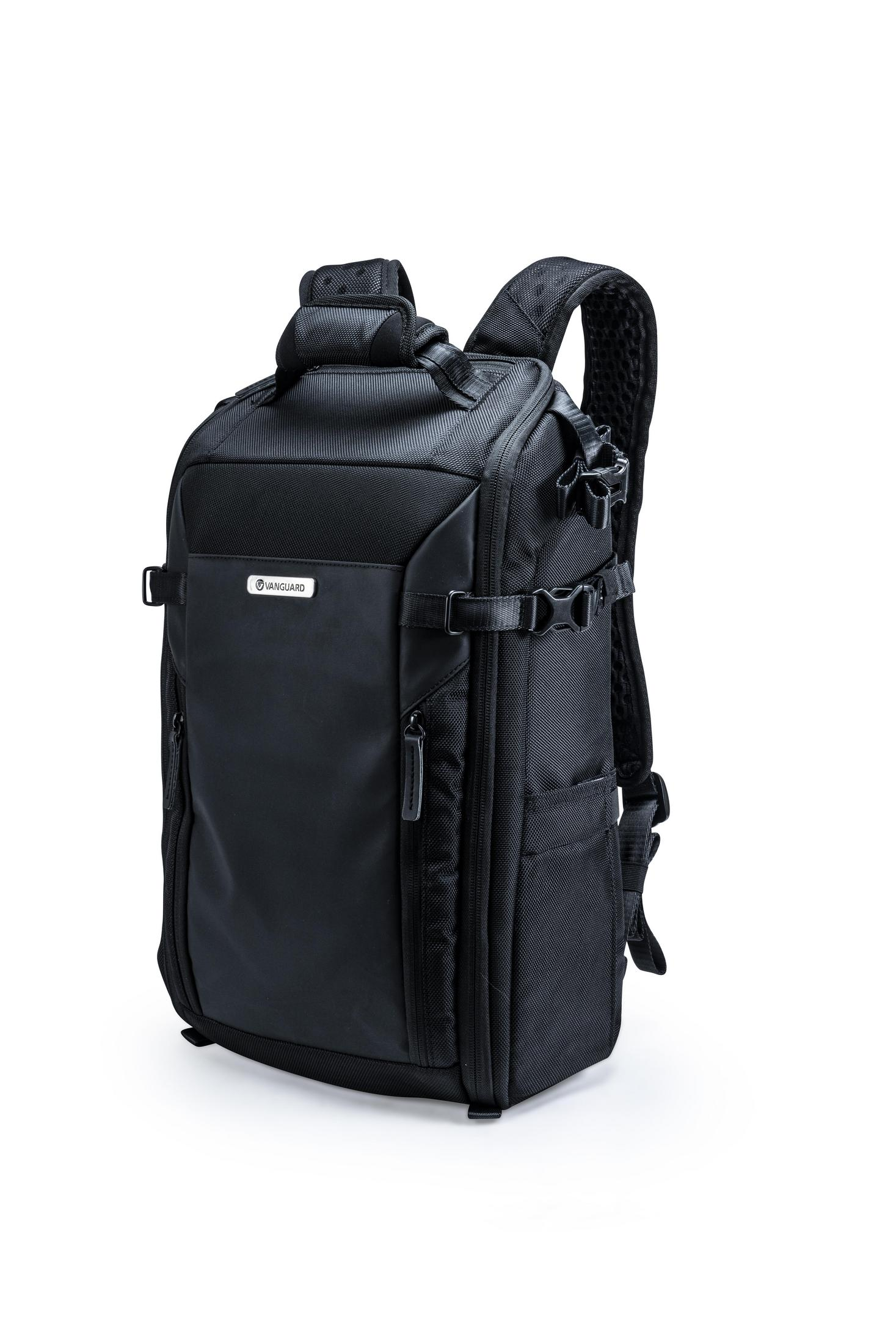Ein schwarzer Vanguard-Rucksack mit mehreren Reißverschlüssen, Riemen und einem Vanguard-Logo auf der Vorderseite, vor einem weißen Hintergrund.