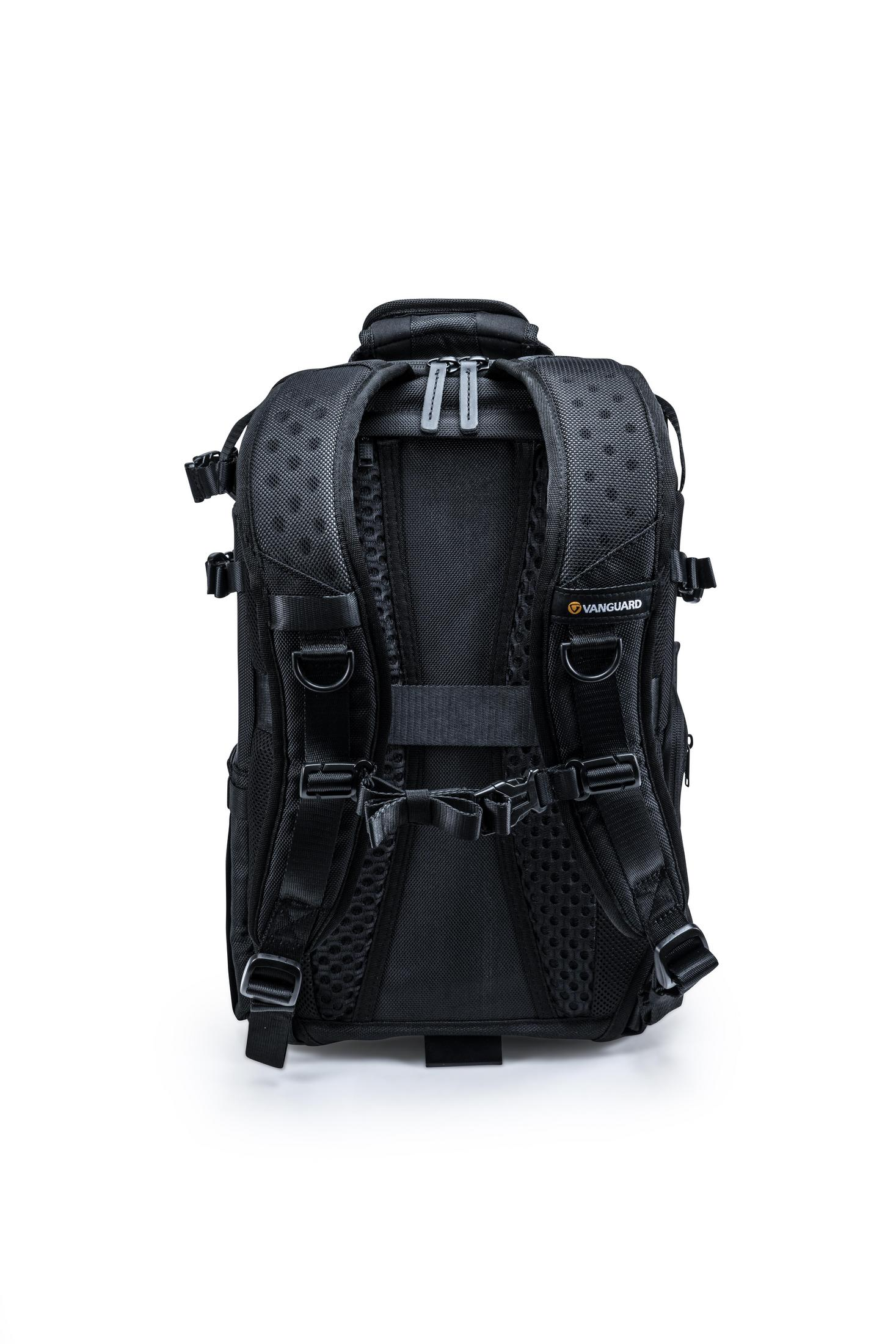 Ein schwarzer Vanguard-Rucksack mit verstellbaren Trägern, Belüftung und Polsterung für Komfort, vor einem weißen Hintergrund.