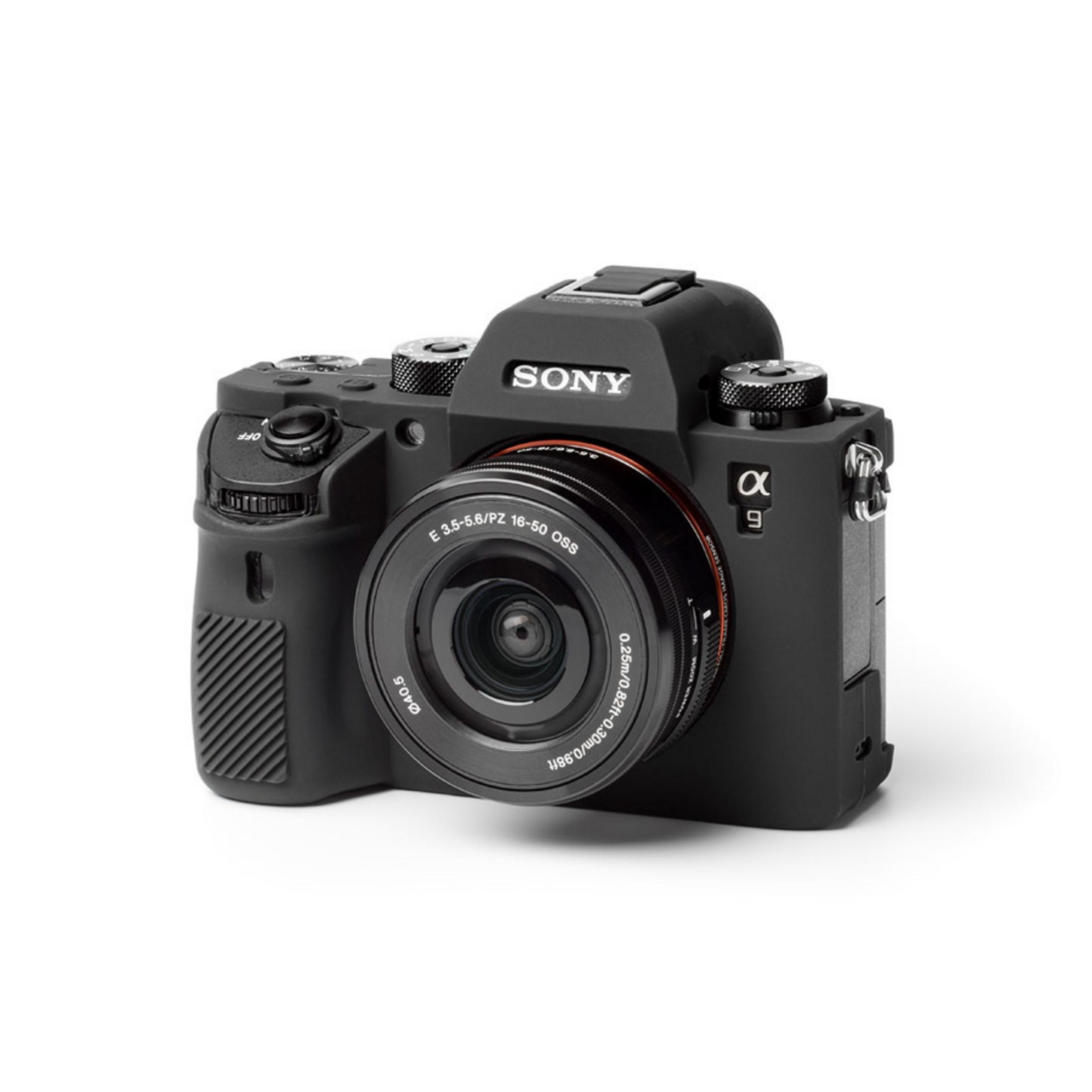 Eine schwarze Sony-Kamera mit Objektiv, isoliert auf einem weißen Hintergrund. Die Kamera ist matt.