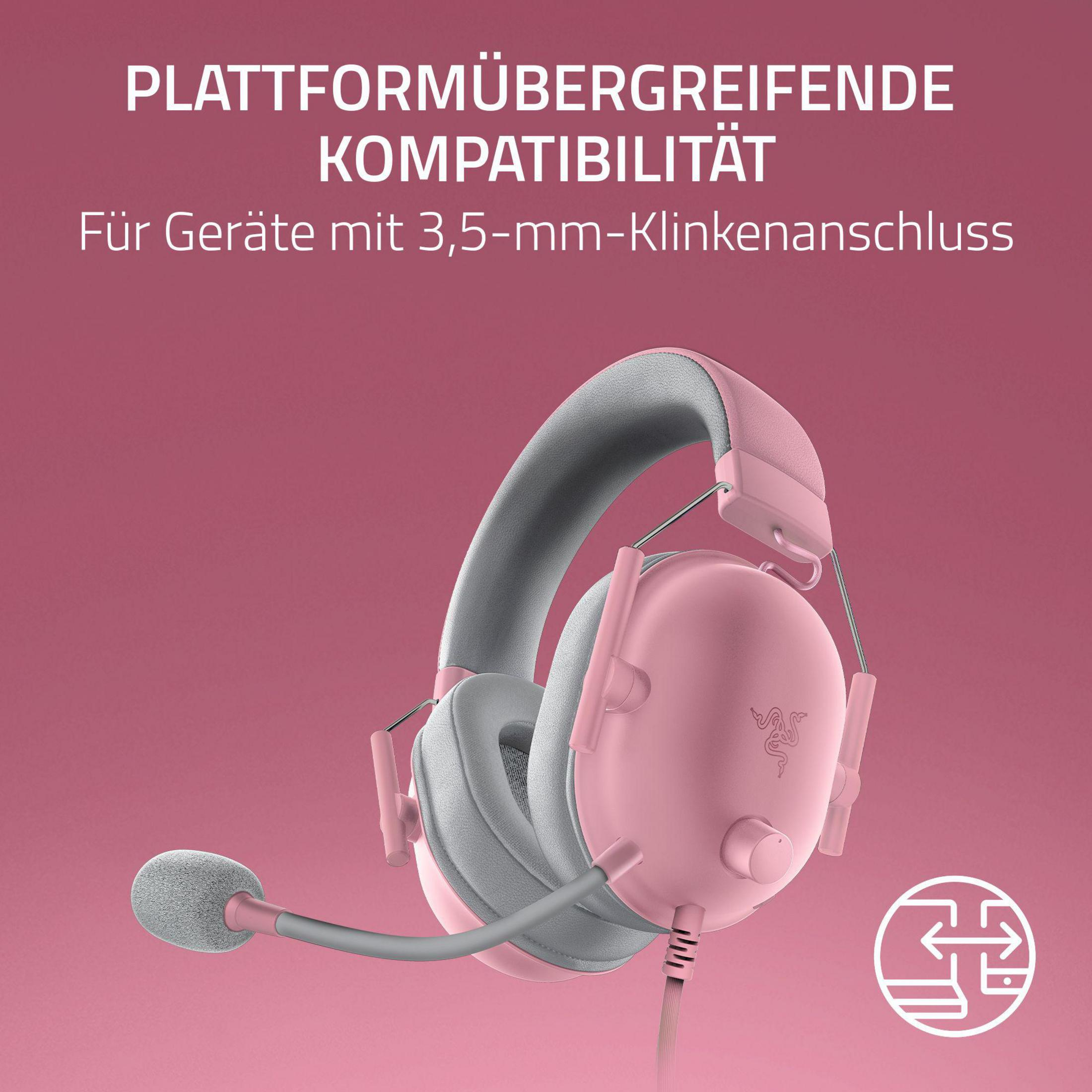 Casque Razer rose avec texte sur la compatibilité. Un microphone et une prise jack 3,5 mm sont visibles.