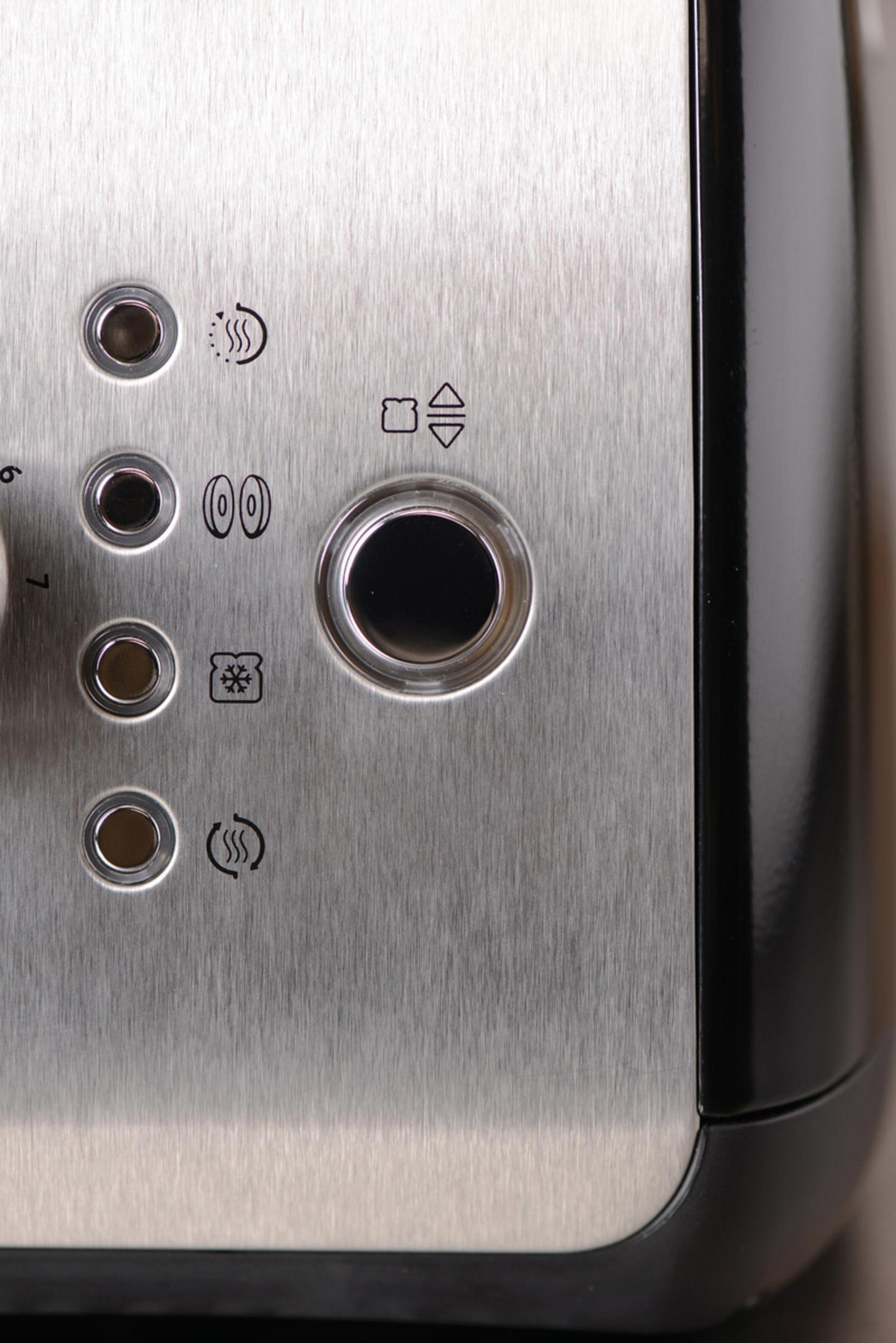 Nahaufnahme des Bedienfelds eines KitchenAid Toasters mit Knöpfen und Symbolen auf gebürstetem Silbermetall und schwarzen Akzenten.