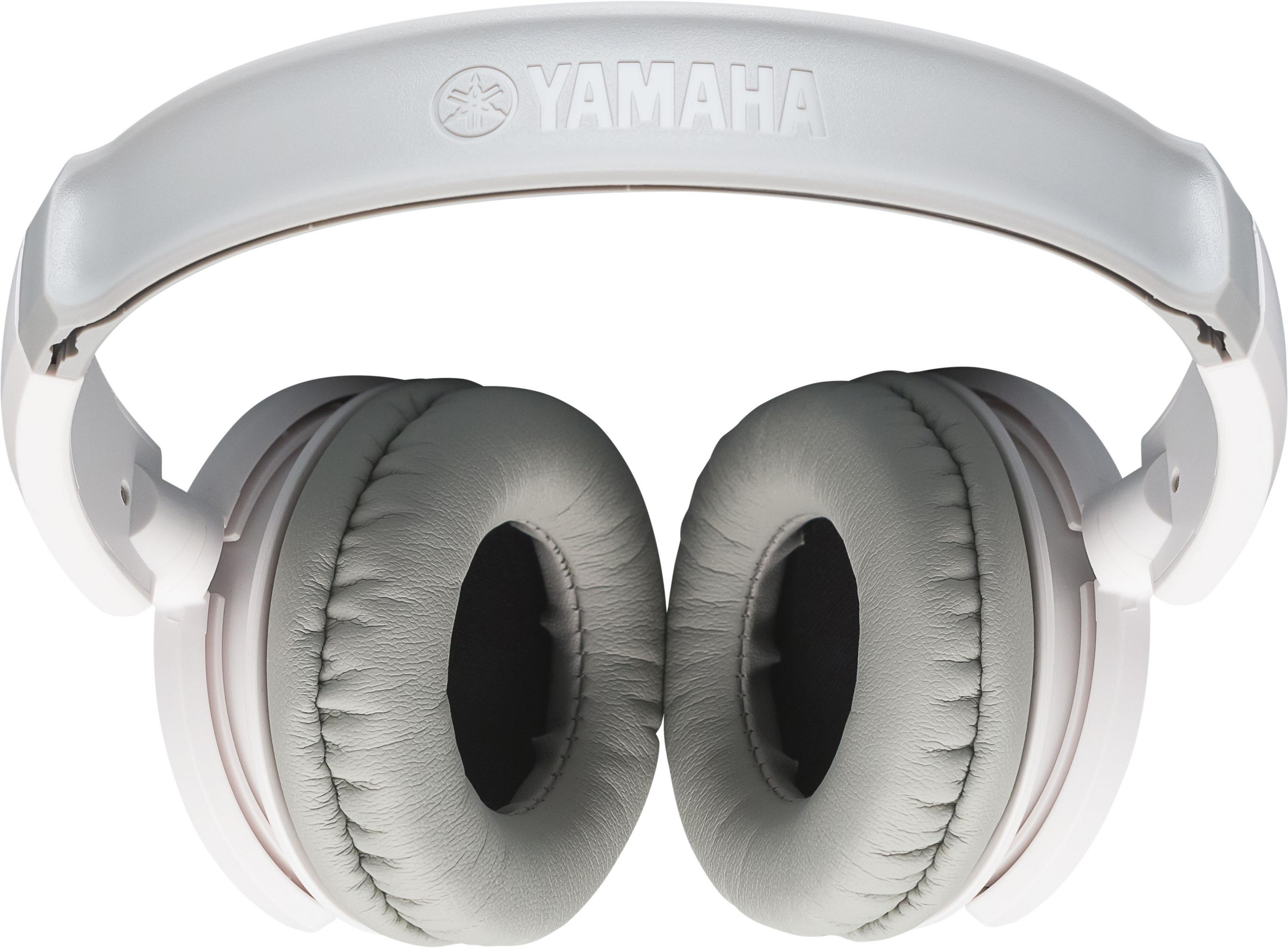 Casque blanc avec coussinets gris et logo Yamaha sur l'arceau. Fond blanc.
