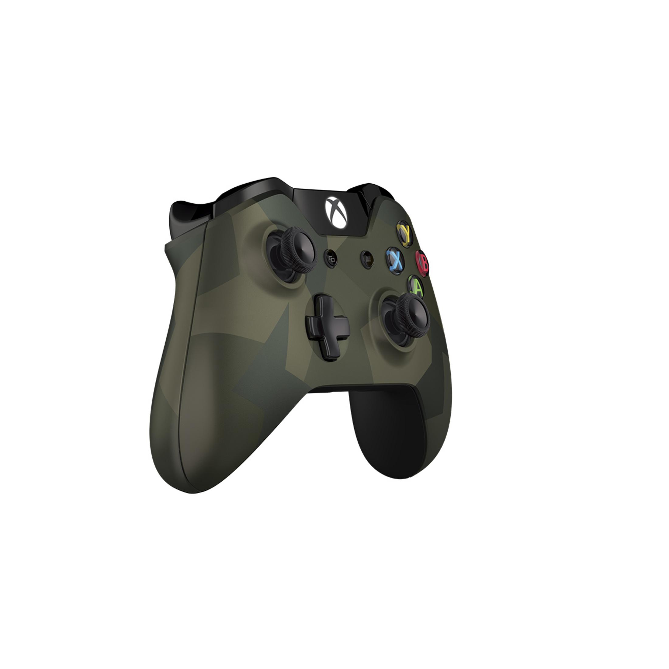 Xbox-Controller im Camouflage-Design mit schwarzen Bedienelementen und A-, B-, X-, Y-Tasten, angewinkelt auf einem weißen Hintergrund.