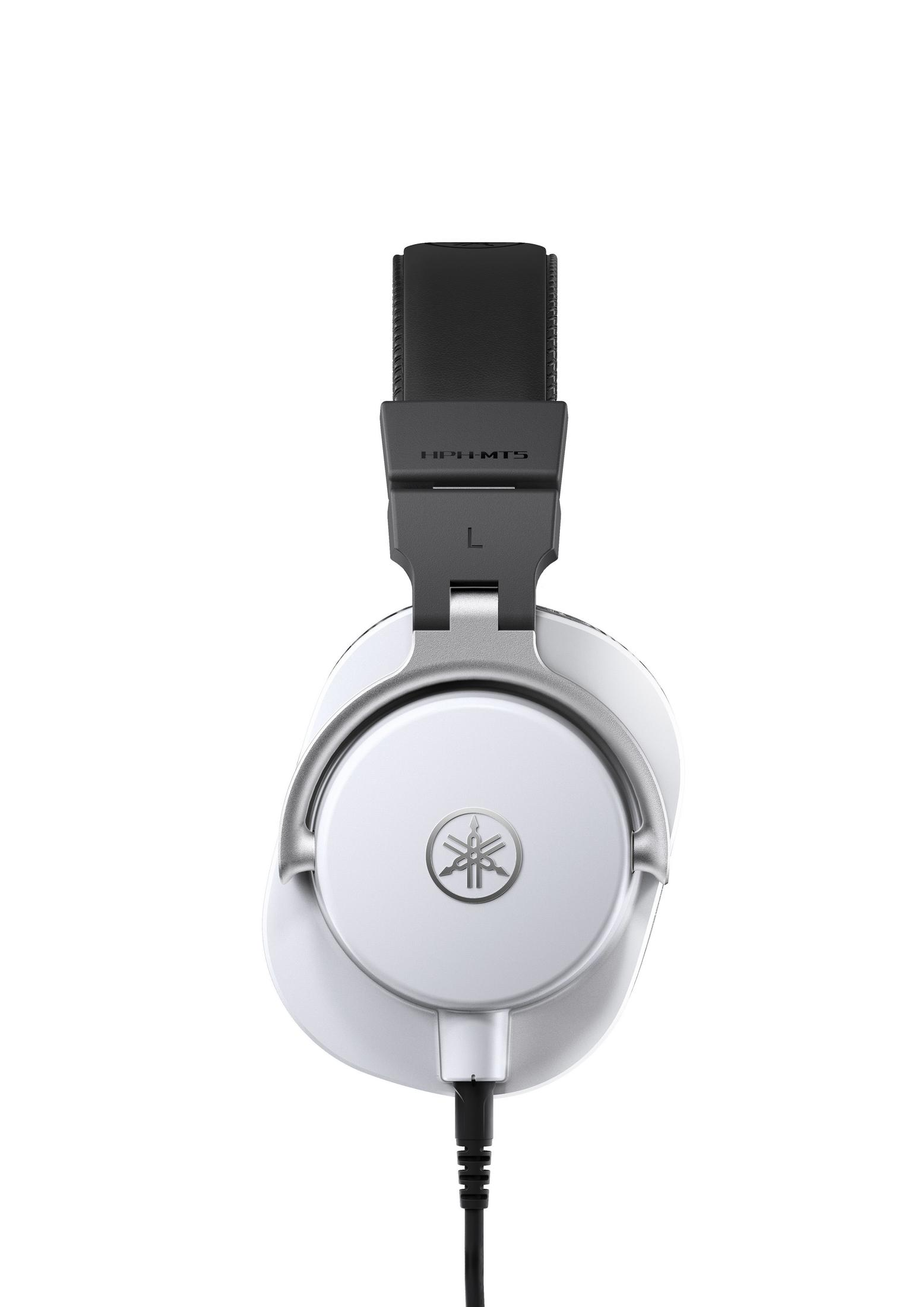 Yamaha weiße Over-Ear-Kopfhörer mit schwarzem Kabel sind mittig auf einem weißen Hintergrund.
