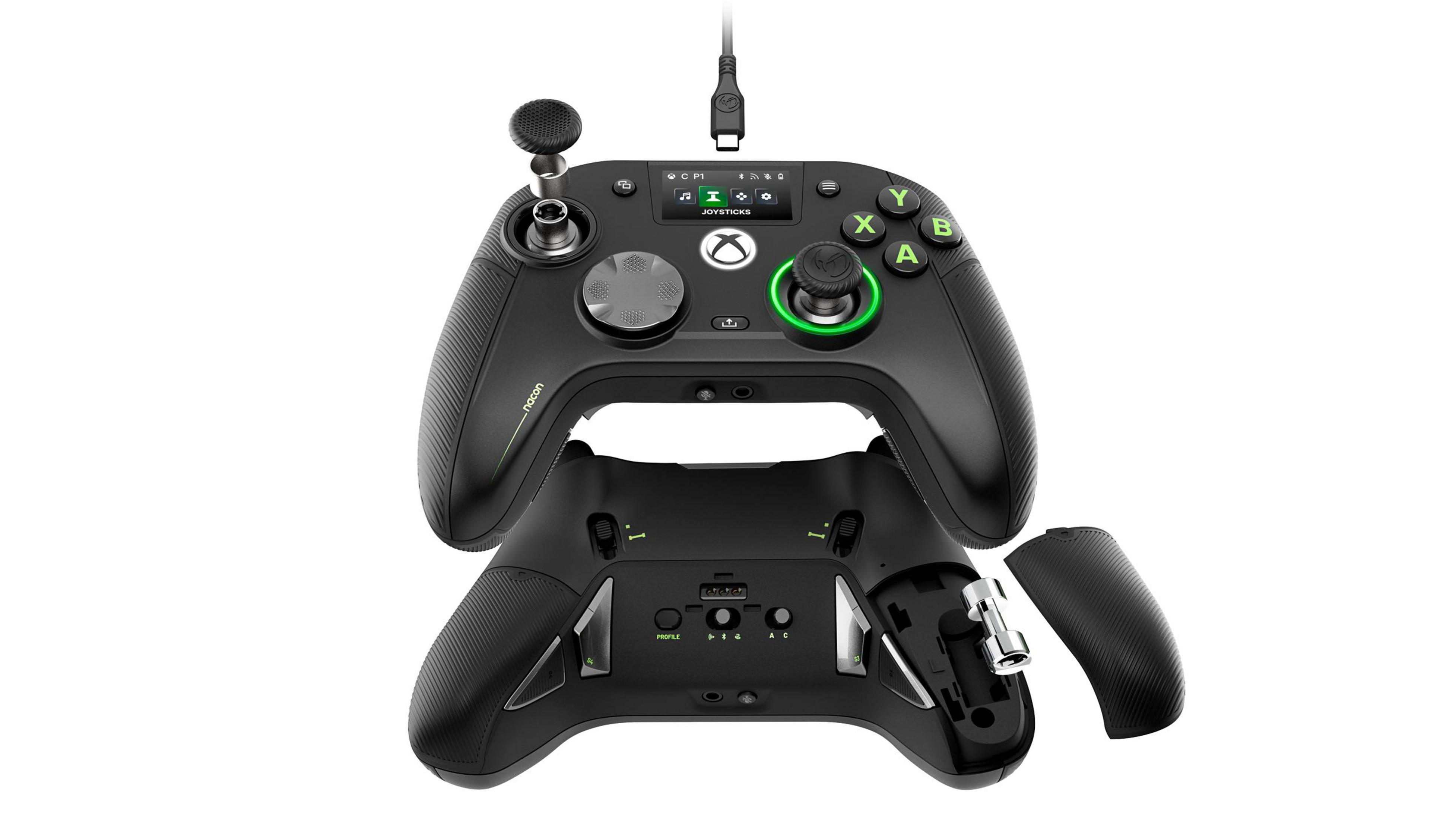 Zwei schwarze Xbox-Controller, einer zerlegt, auf einem weißen Hintergrund.