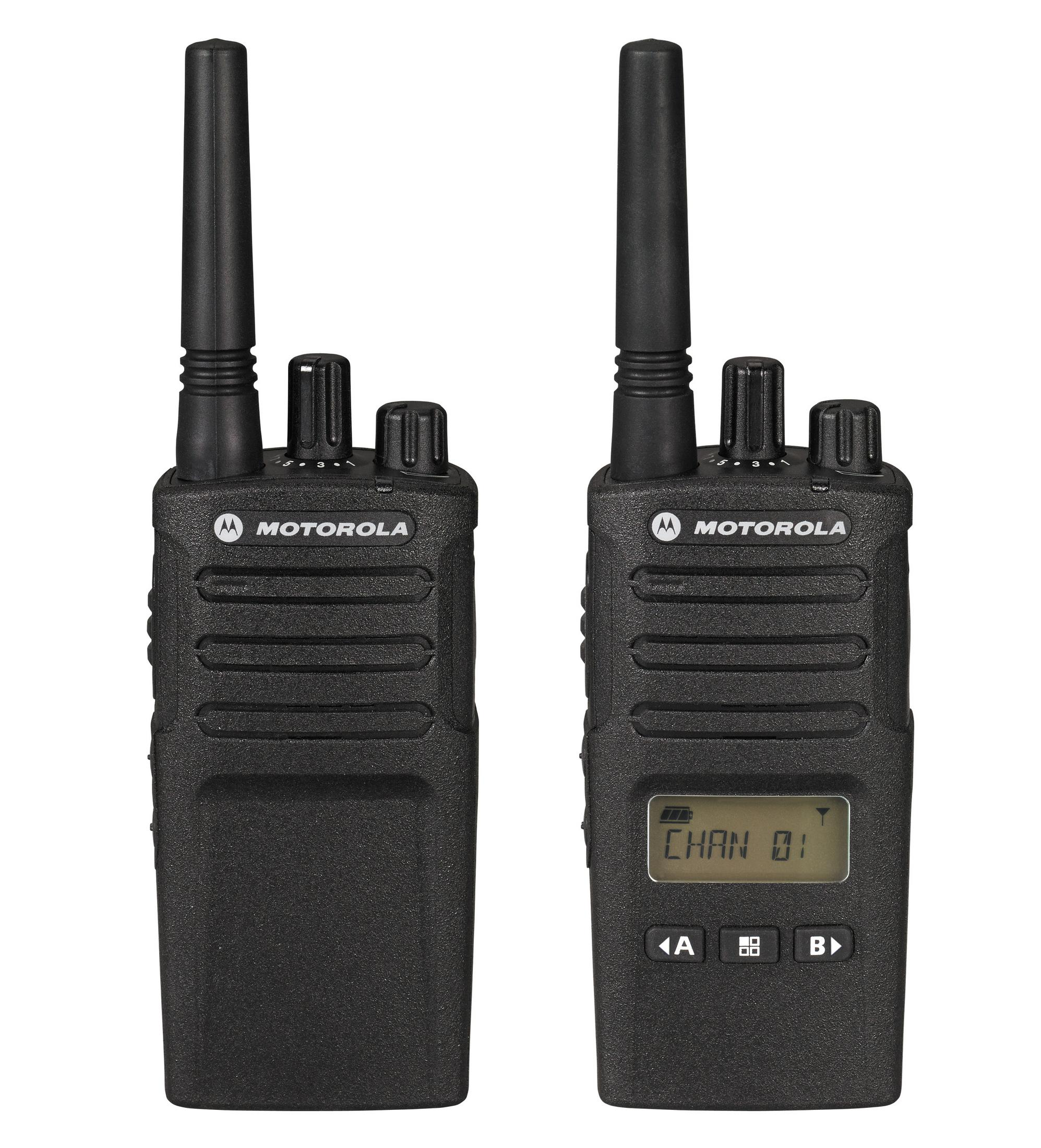 Zwei schwarze Motorola Funkgeräte mit Antennen auf weißem Hintergrund.