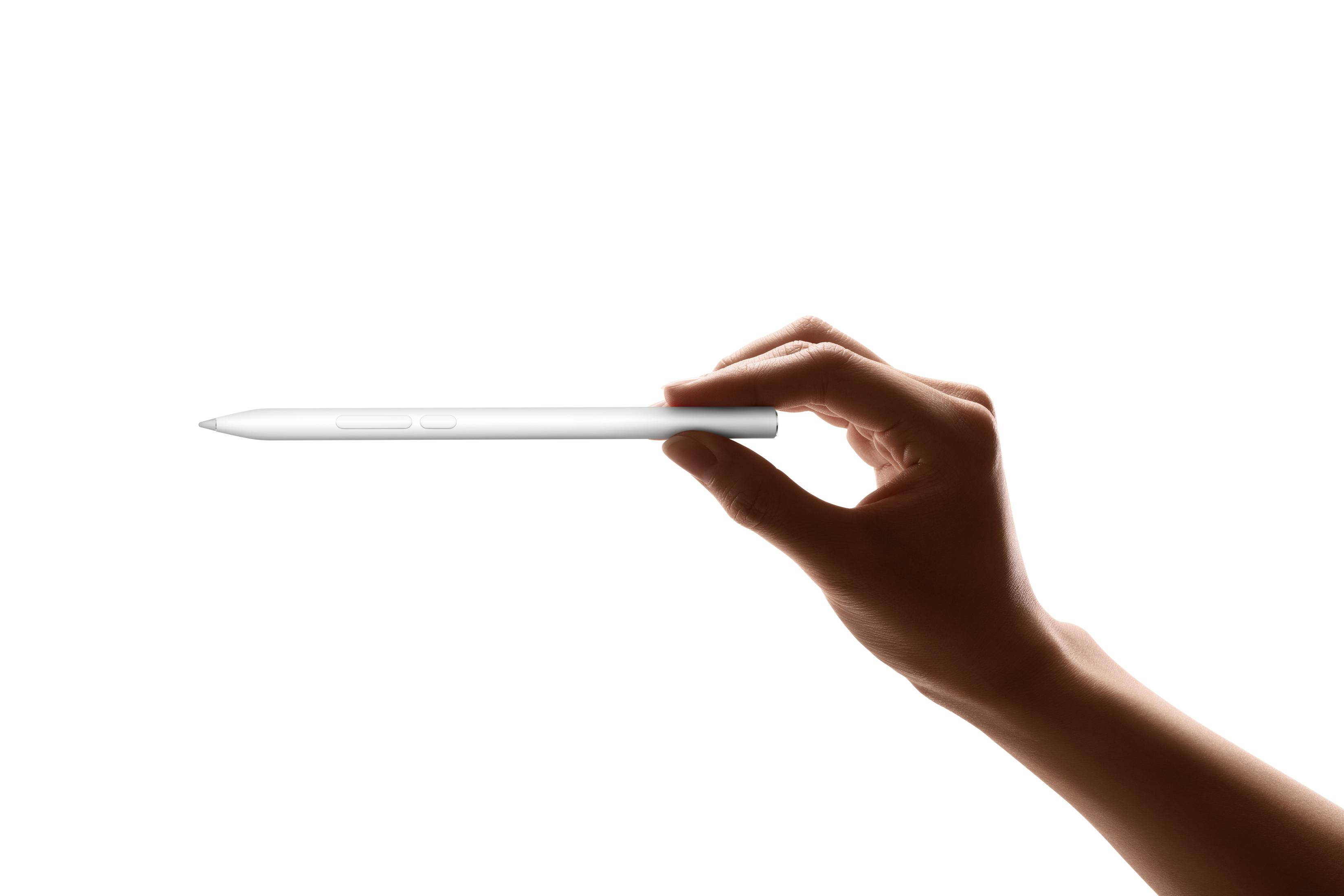 Eine Hand hält einen weißen Stift vor einem weißen Hintergrund.