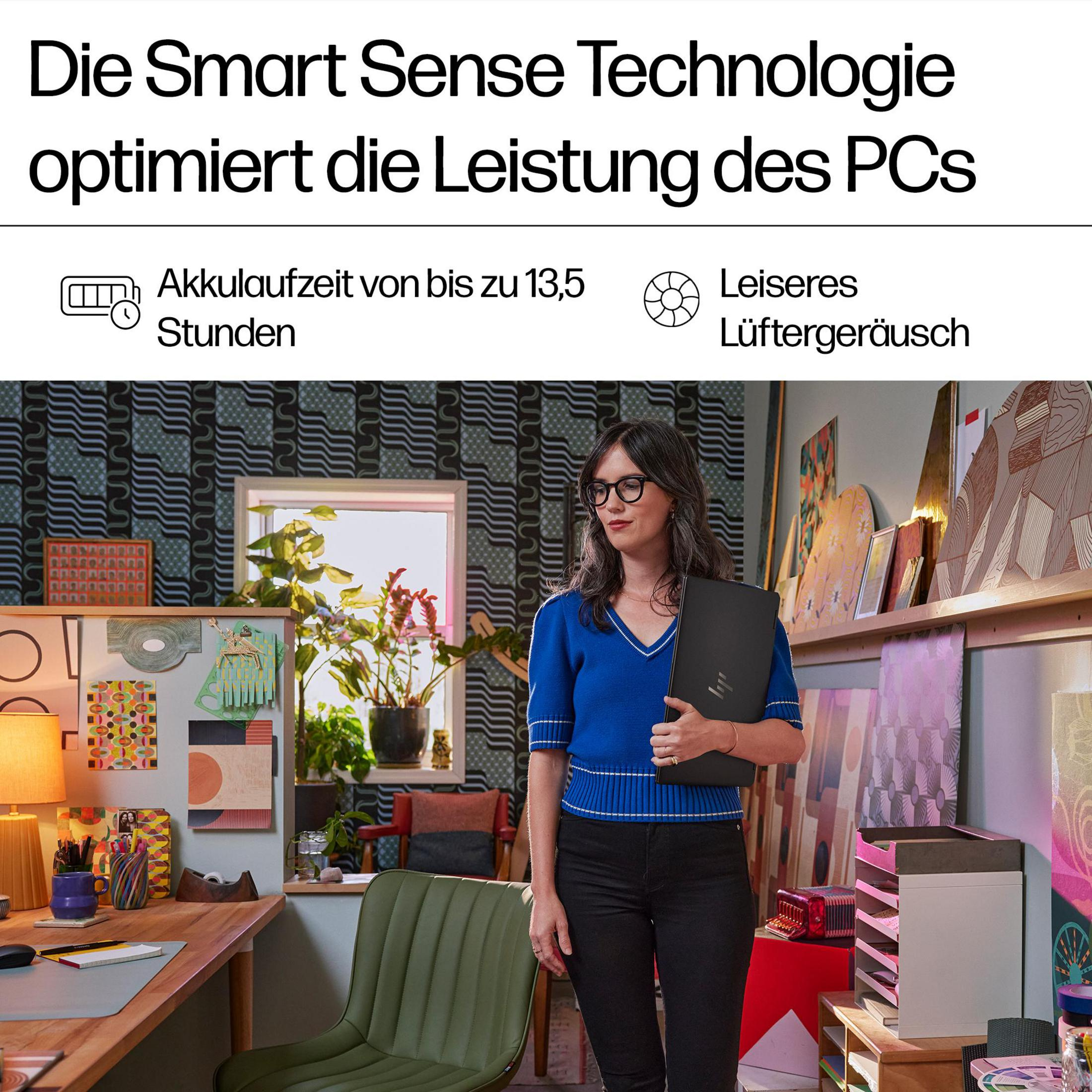 Frau hält einen Laptop in einem farbenfrohen Büroumfeld und demonstriert die Vorteile der Smart Sense Technologie.