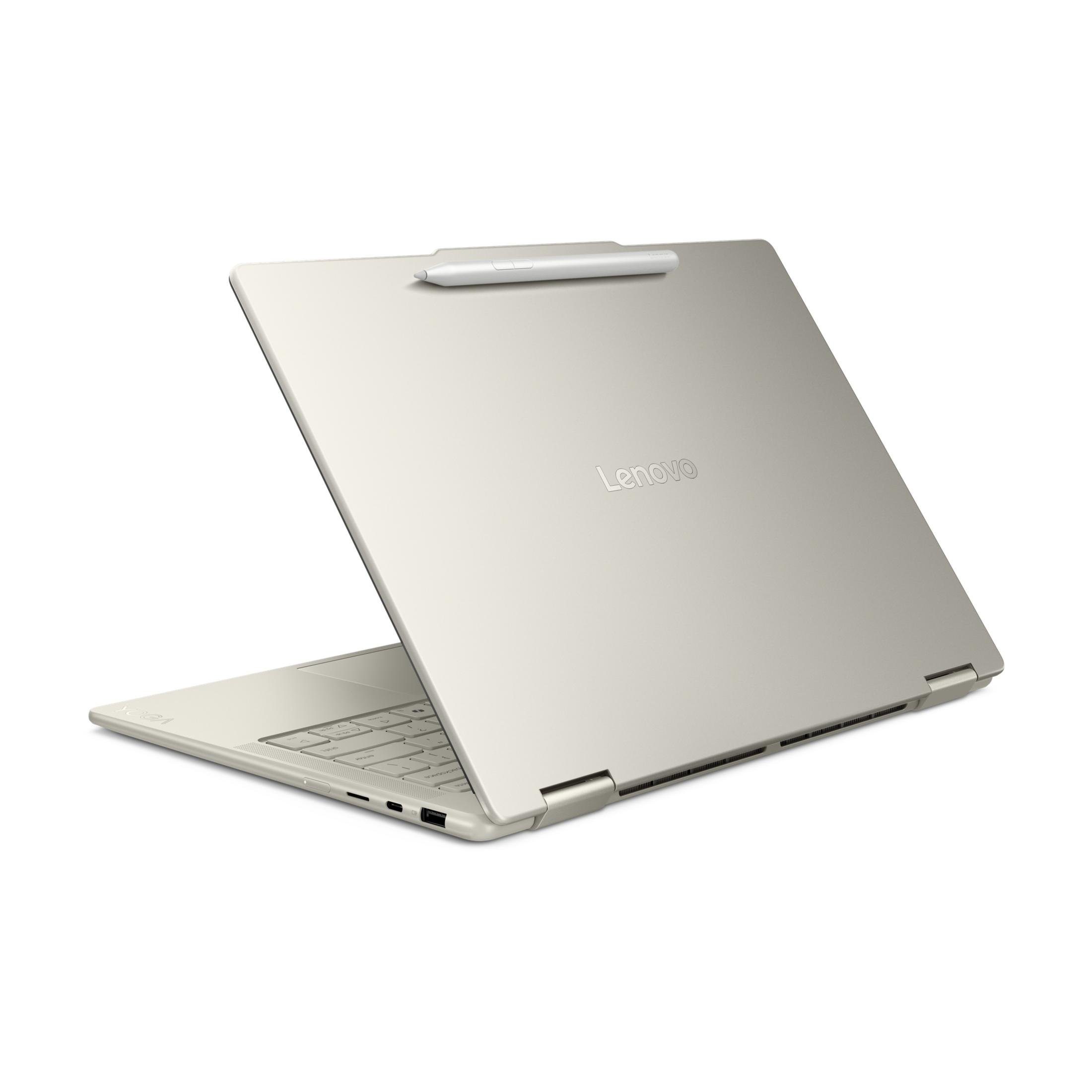 Ein silberner Lenovo Laptop ist geöffnet und zeigt die Tastatur und den Bildschirm. Ein Stift ist angebracht.