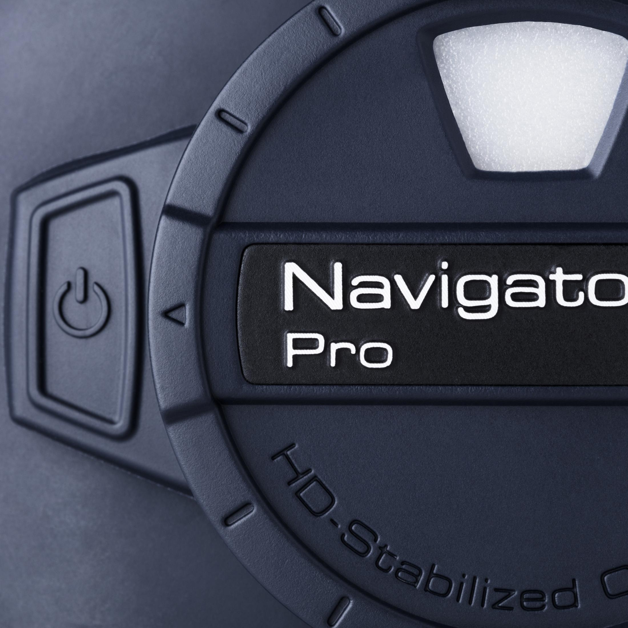 Eine Nahaufnahme eines blauen Steiner Navigator Pro-Fernglases, das sich auf den Netzschalter und den Text „Navigator Pro“ konzentriert.