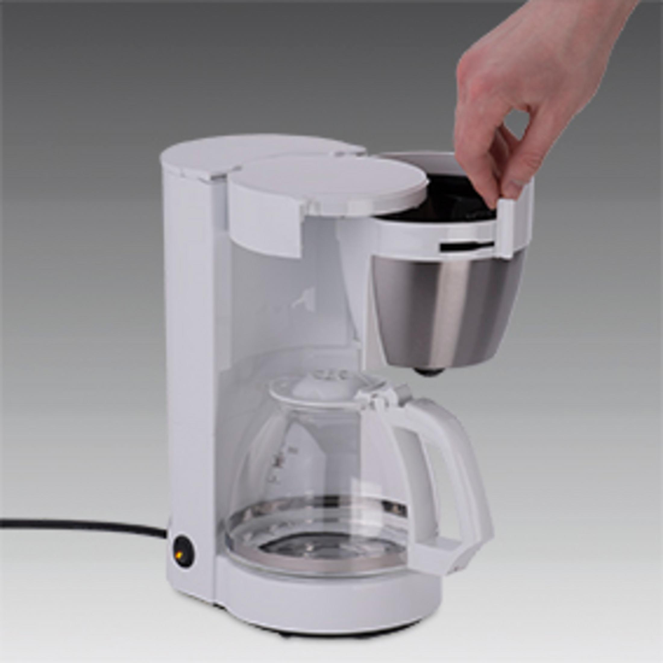 Eine weiße Kaffeemaschine mit einer Glaskaraffe, zu sehen auf einem grauen Hintergrund. Teil des Stromkabels sichtbar.