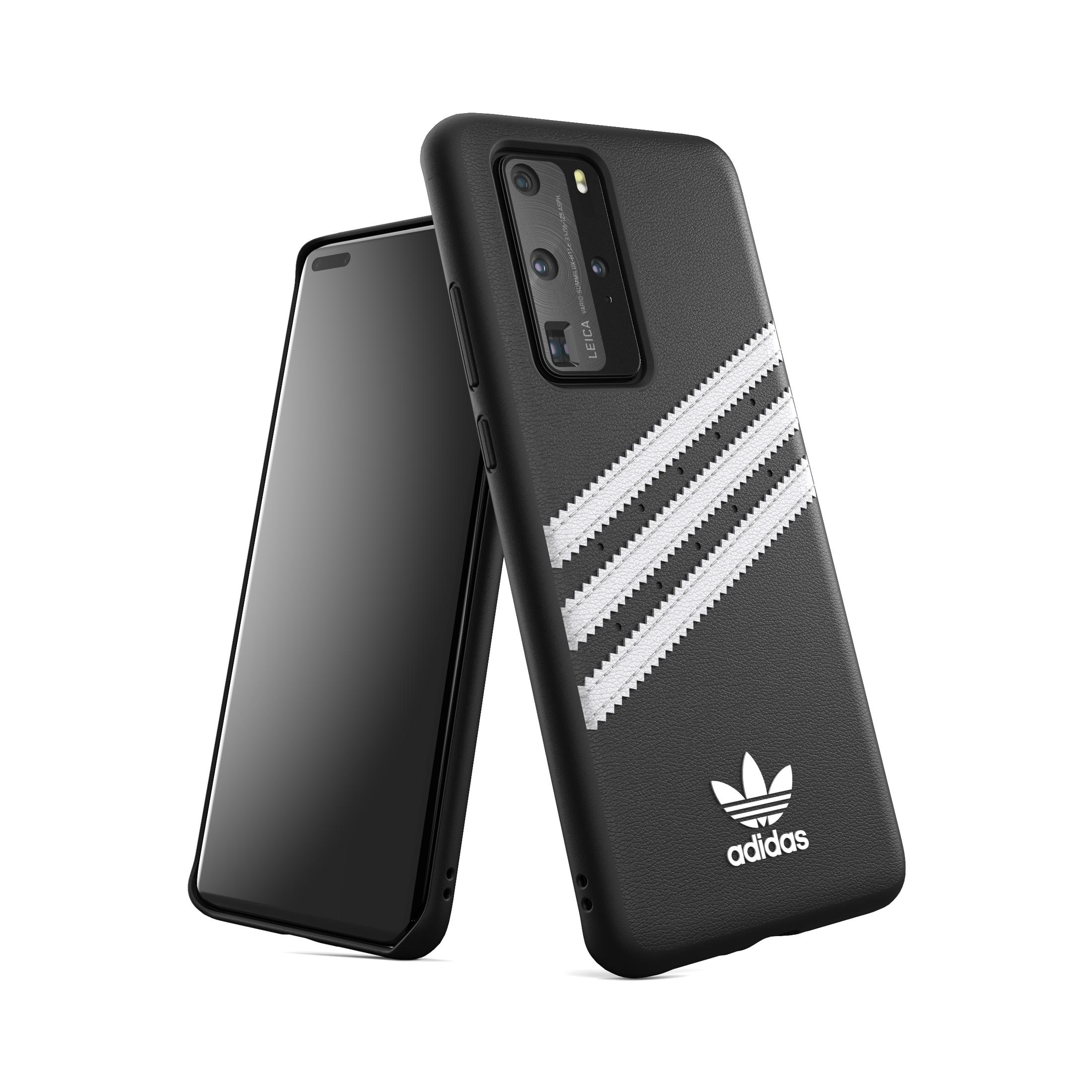 Una custodia per telefono Adidas nera con strisce bianche è appoggiata a uno smartphone, entrambi su uno sfondo bianco.