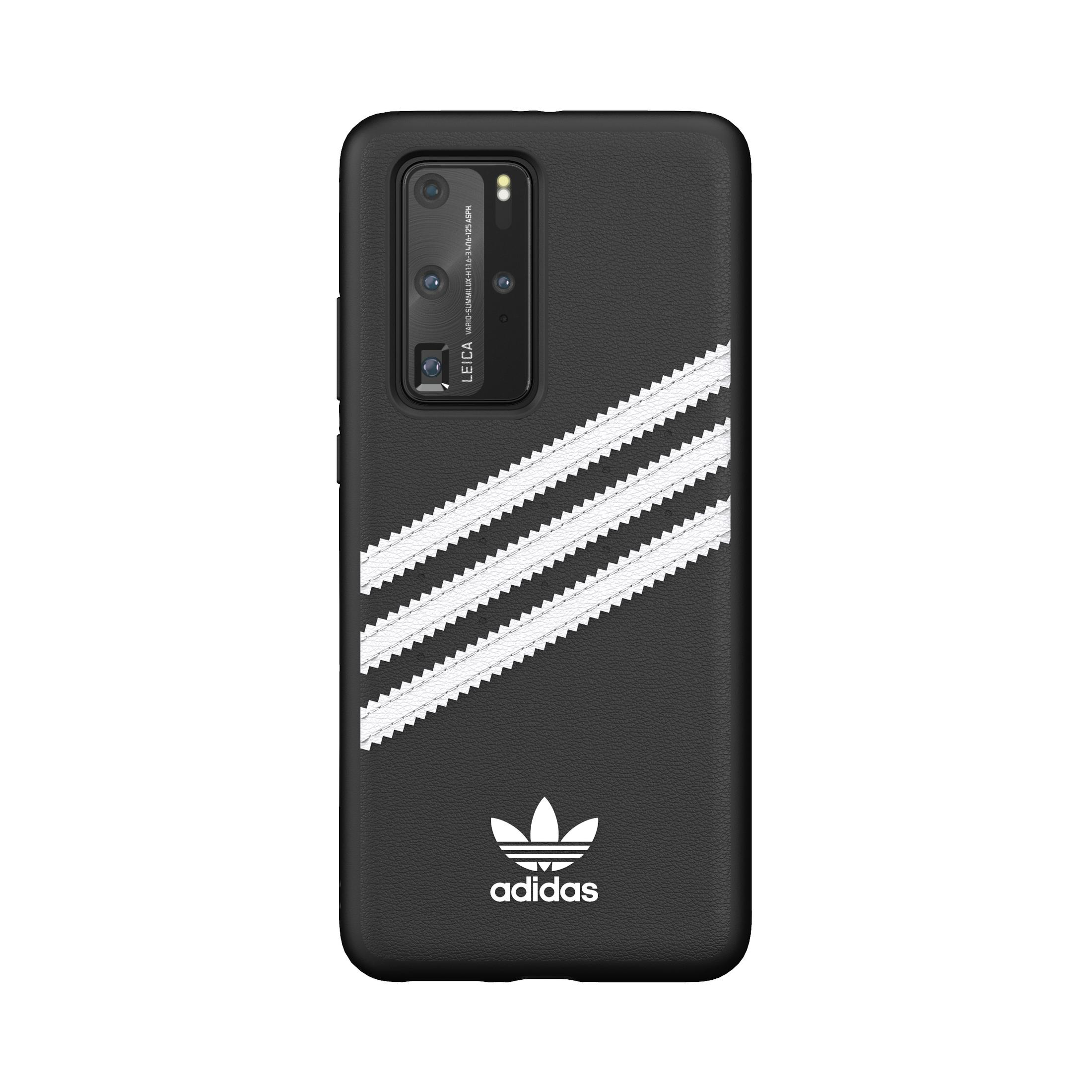 Una custodia per telefono Adidas nera con il logo Adidas e strisce bianche viene visualizzata su uno sfondo bianco.