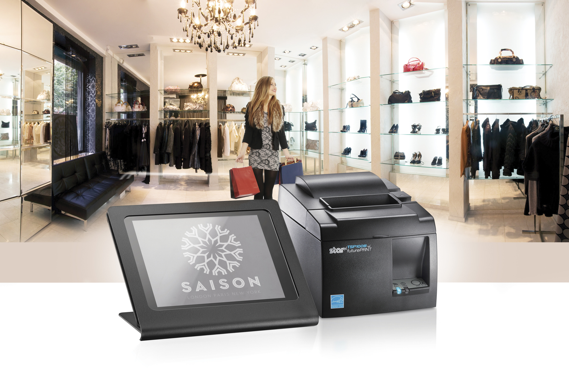 Una impresora Star TSP100 y una pantalla en una boutique, que muestran una configuración moderna de punto de venta minorista.