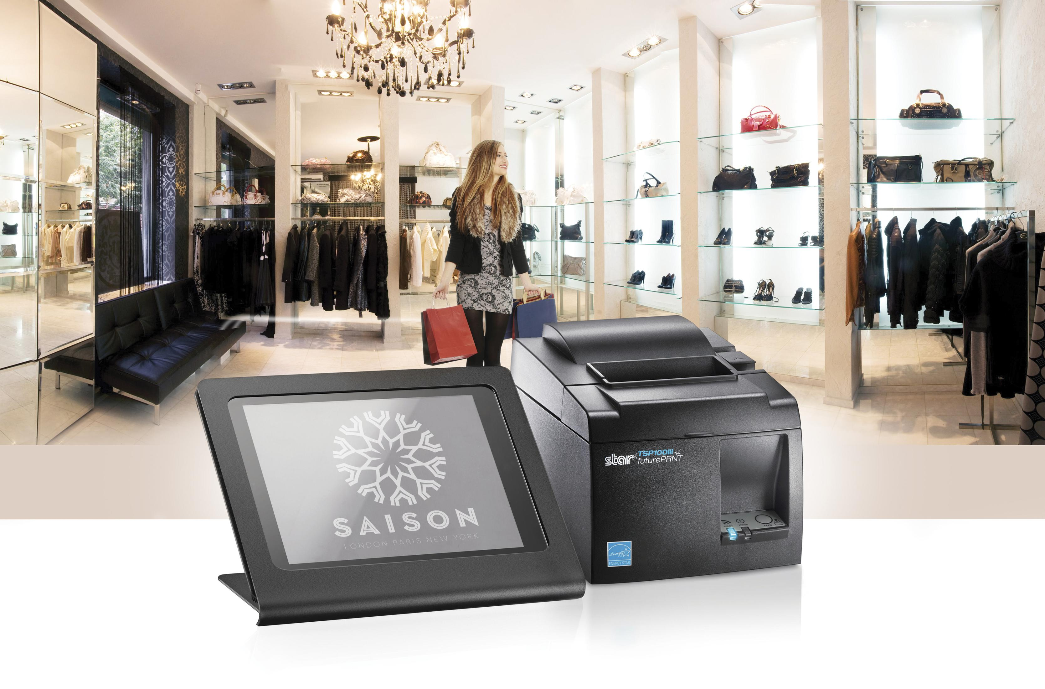 Una impresora Star TSP100 y una pantalla en una boutique, que muestran una configuración moderna de punto de venta minorista.