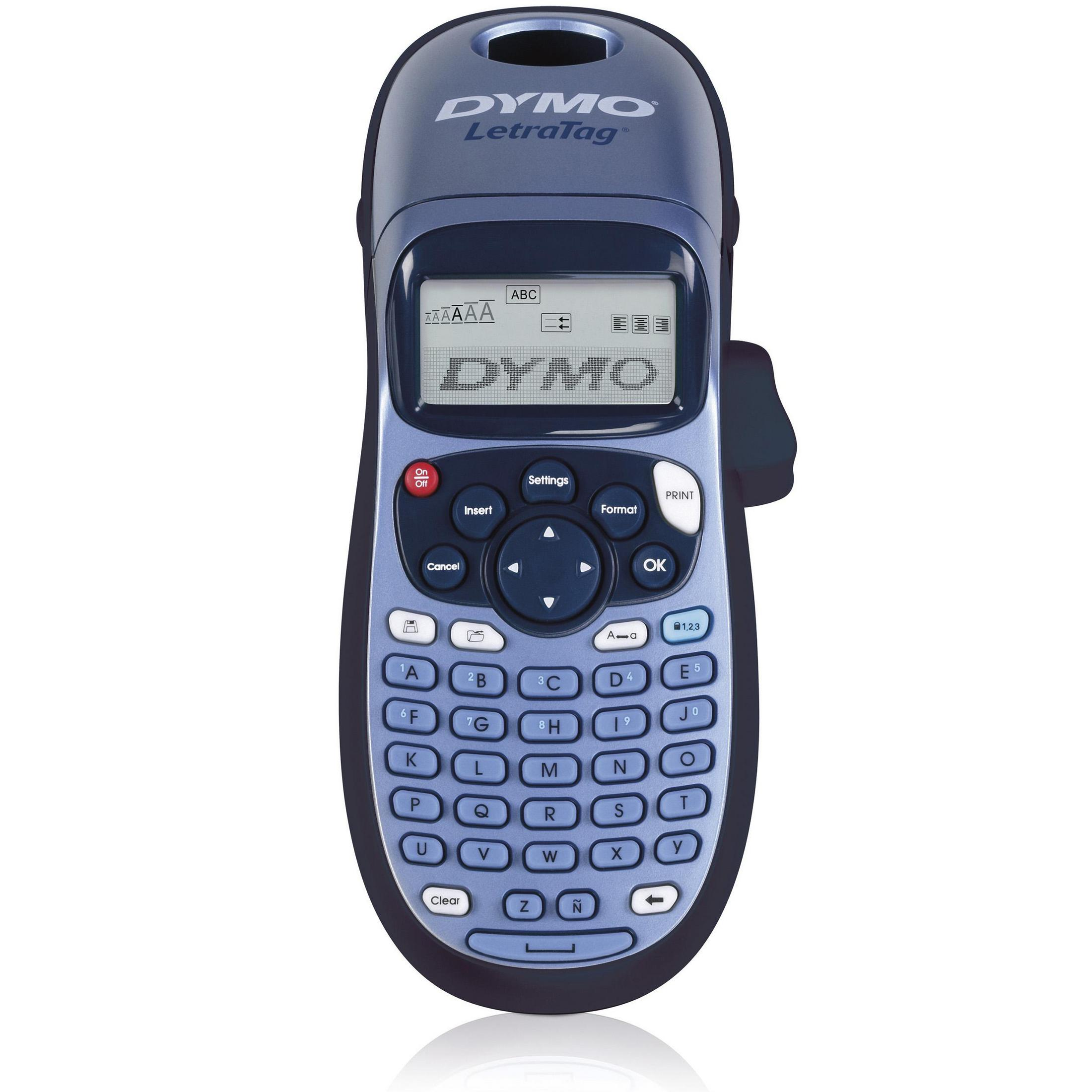 Ein blauer DYMO-Handetikettendrucker mit QWERTY-Tastatur auf weißem Hintergrund.