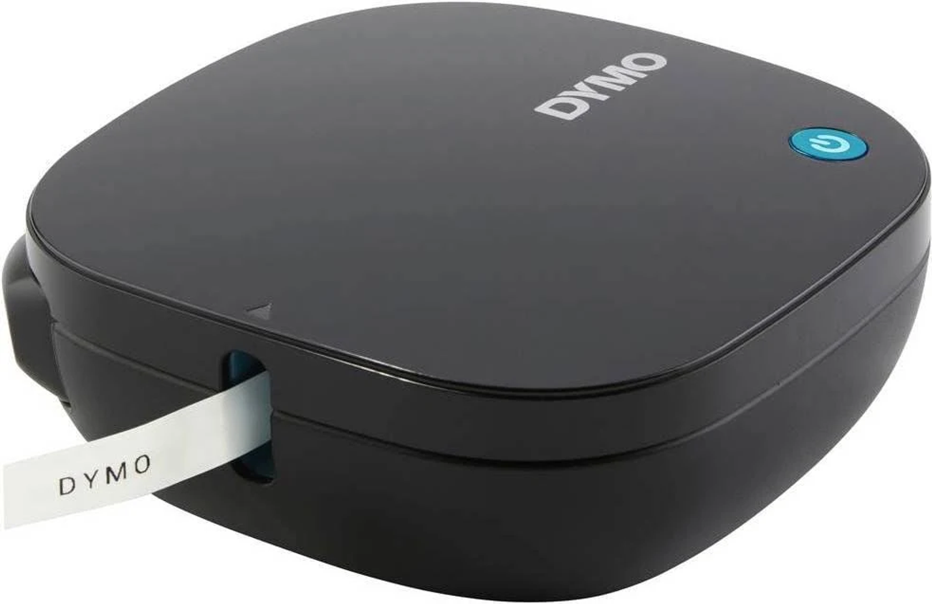 Czarna drukarka etykiet DYMO z białą etykietą wychodzącą z niej, gotowa do druku.