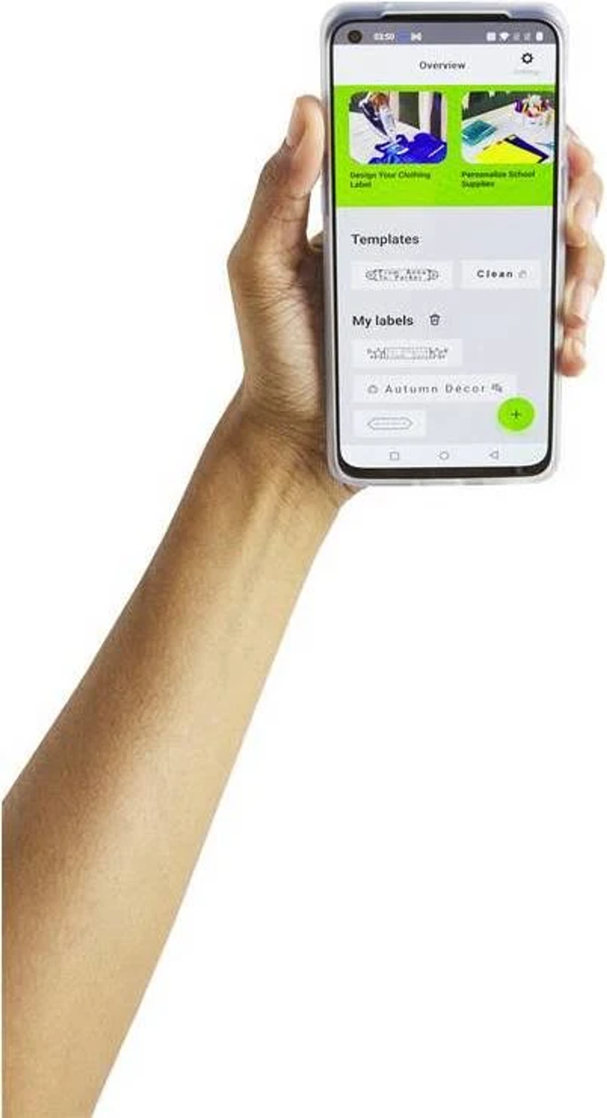 Ręka trzyma telefon wyświetlający interfejs aplikacji do tworzenia etykiet z szablonami projektowymi.