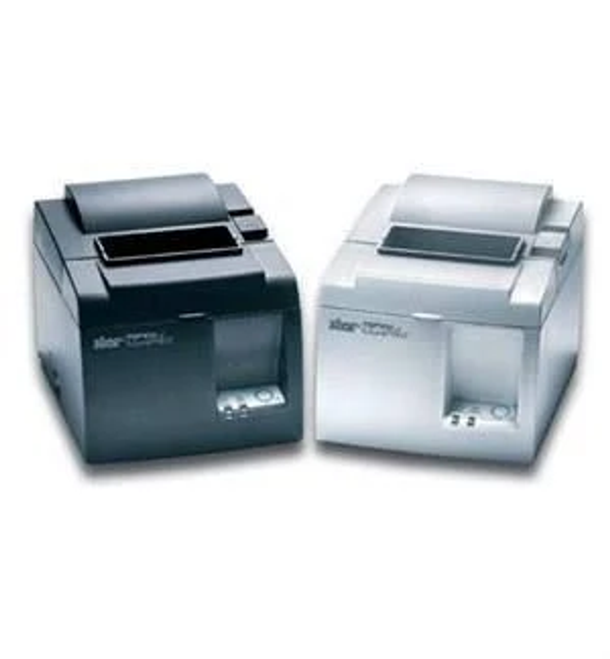 Dwie drukarki paragonowe, jedna czarna i jedna biała, stoją obok siebie na białym tle.