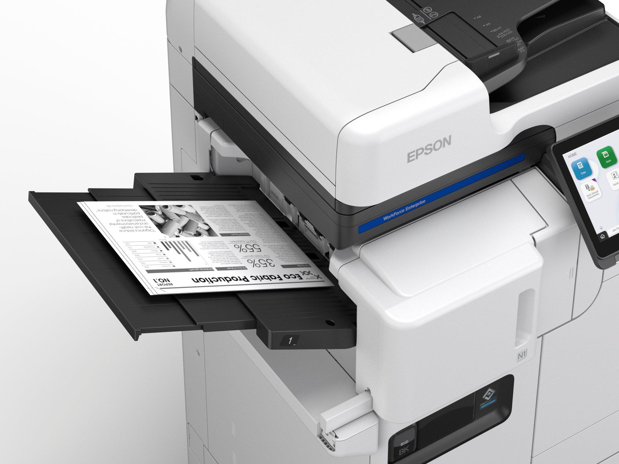 Una stampante Epson bianca stampa un documento con grafici e testo su un vassoio nero.