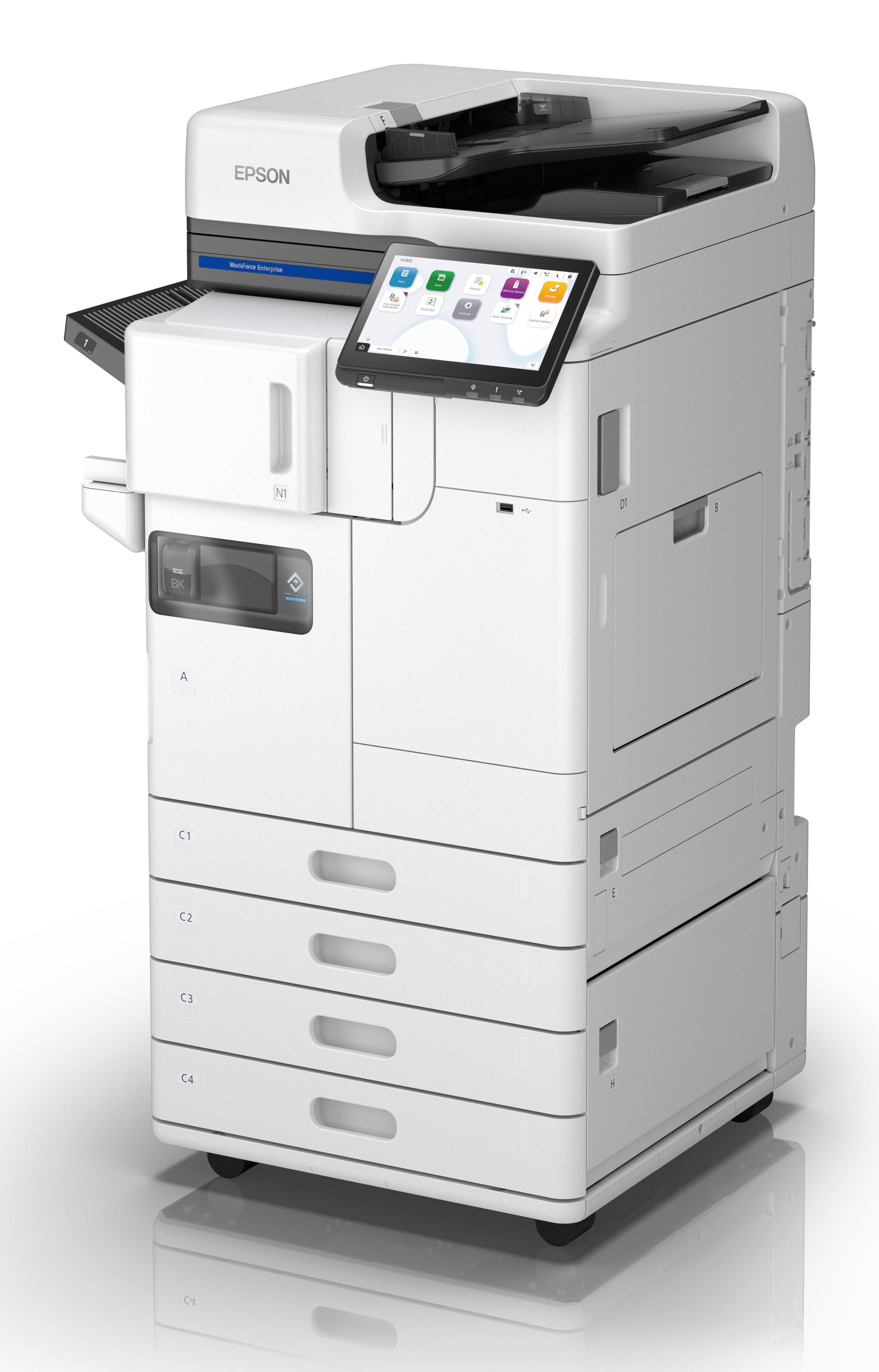 Una stampante Epson bianca con touchscreen, vassoi di carta e un alimentatore di documenti.
