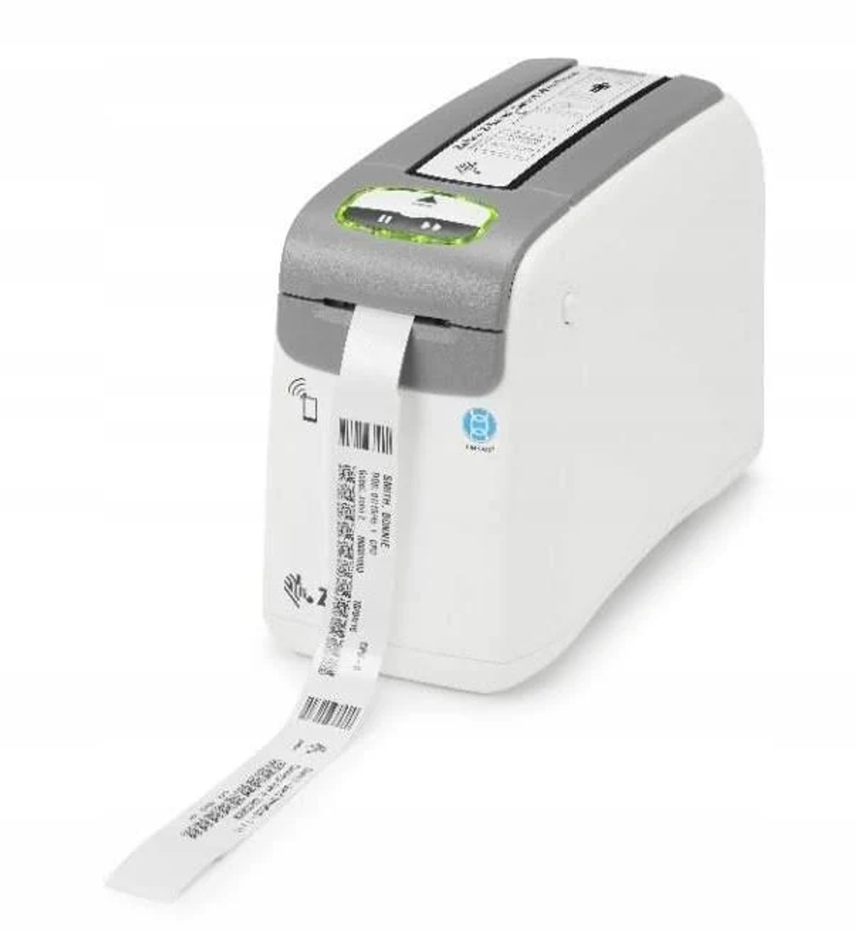 Biało-szara drukarka Zebra drukująca etykietę na białym tle.