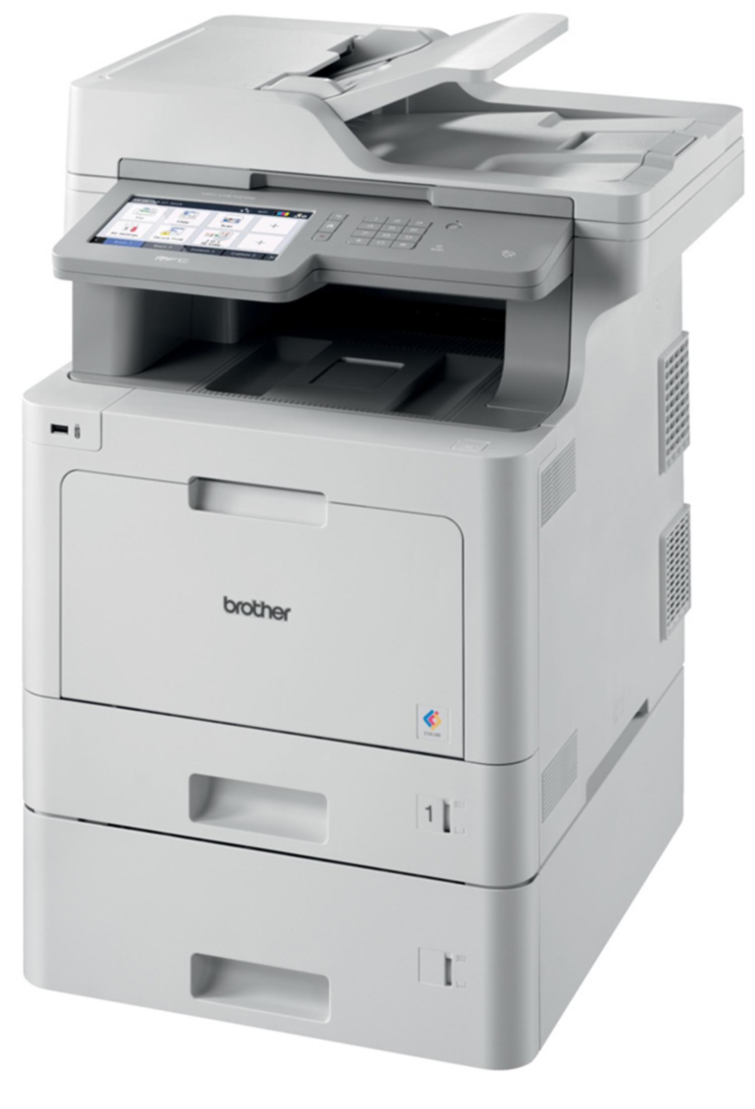 Ein weißer Brother-Drucker mit Touchscreen und Ausgabefach steht vor einem weißen Hintergrund.