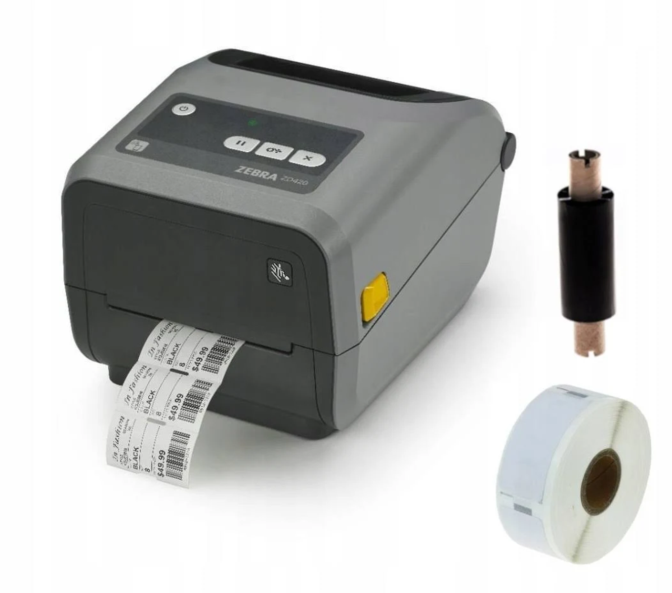 Szara drukarka etykiet Zebra drukuje etykietę z cenami odzieży, z etykietami i wstążką w pobliżu.