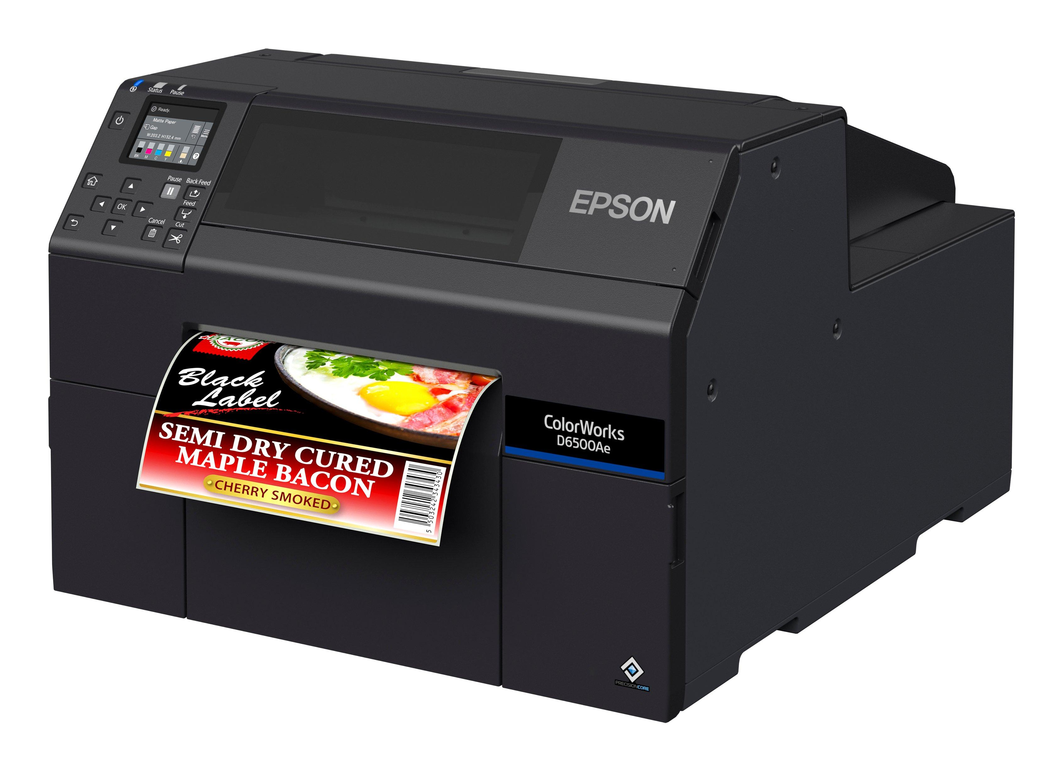 Una stampante Epson ColorWorks D6500Ae nera con un'etichetta di bacon, vista angolata.